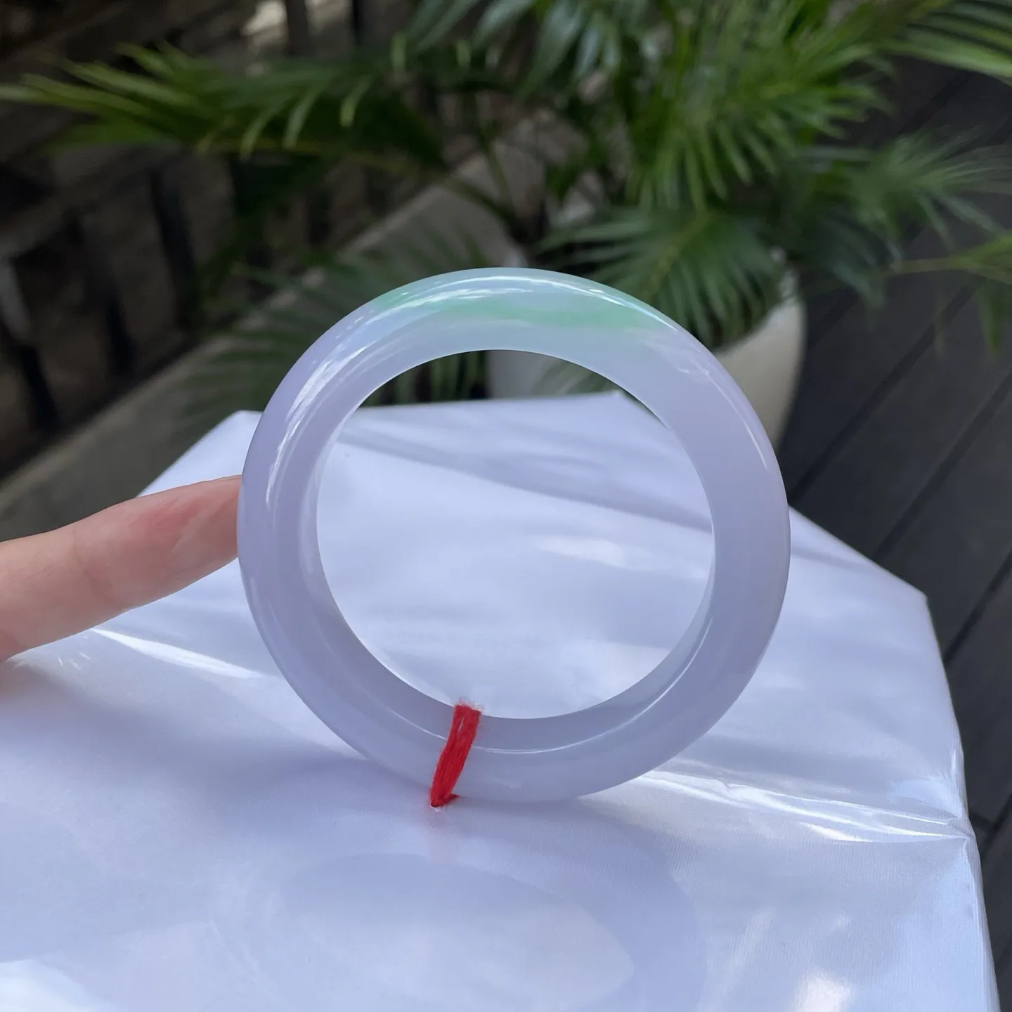 59圈口🪅
春彩，月光凝成的环，又糅进一抹翠色的清欢，在腕间流转成诗，是时光淬炼的温柔，亦是自然晕染