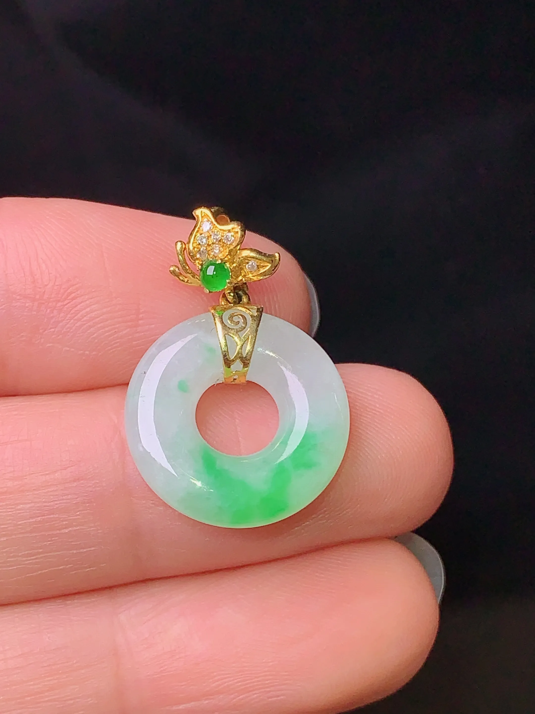18k金钻镶嵌飘绿平安环吊坠 玉质细腻 色泽清新艳丽 整体尺寸23.2*15.5*3.8