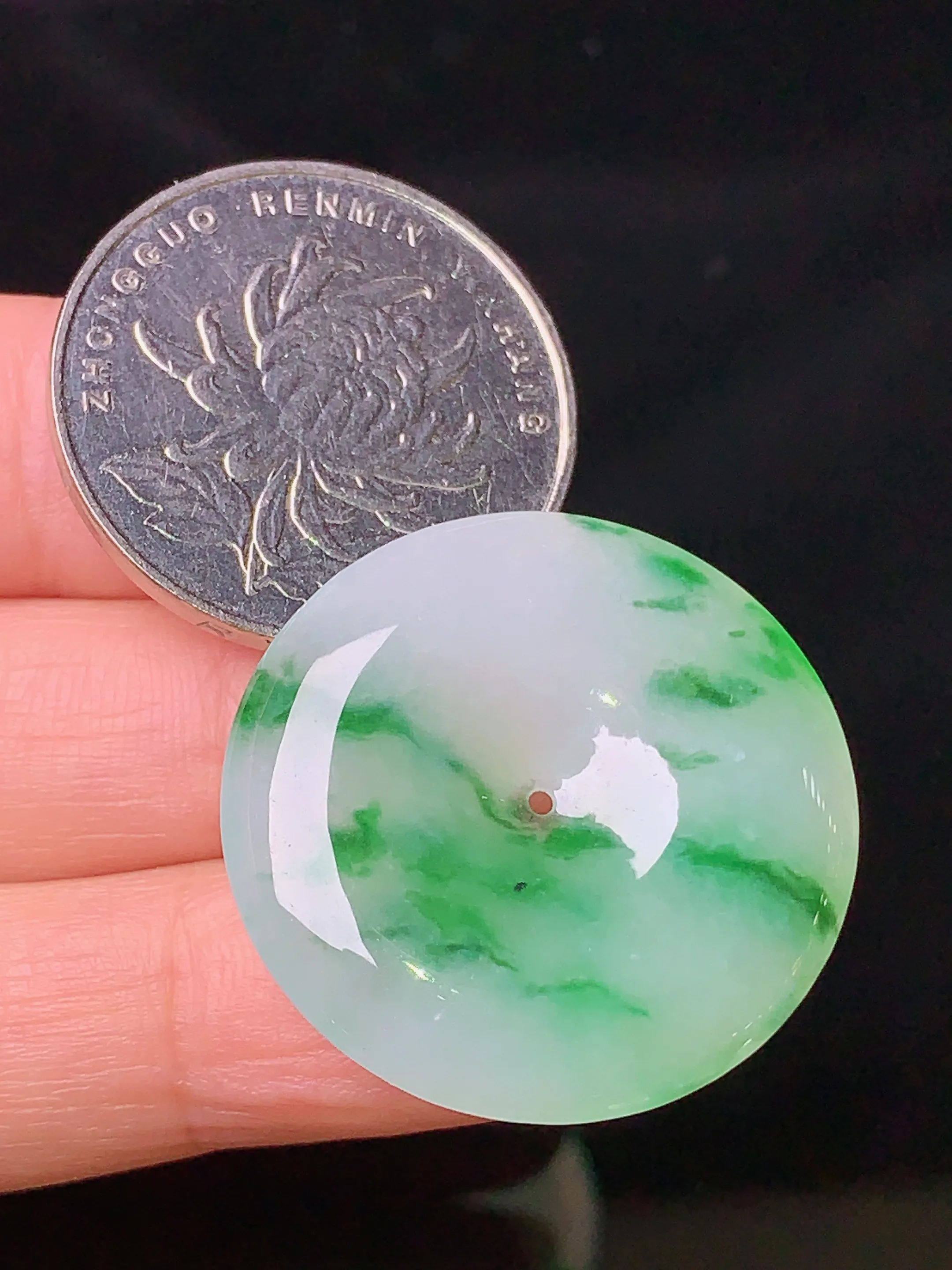 飘绿平安扣吊坠 玉质细腻 色泽清新艳丽 整体尺寸27.6*4.8