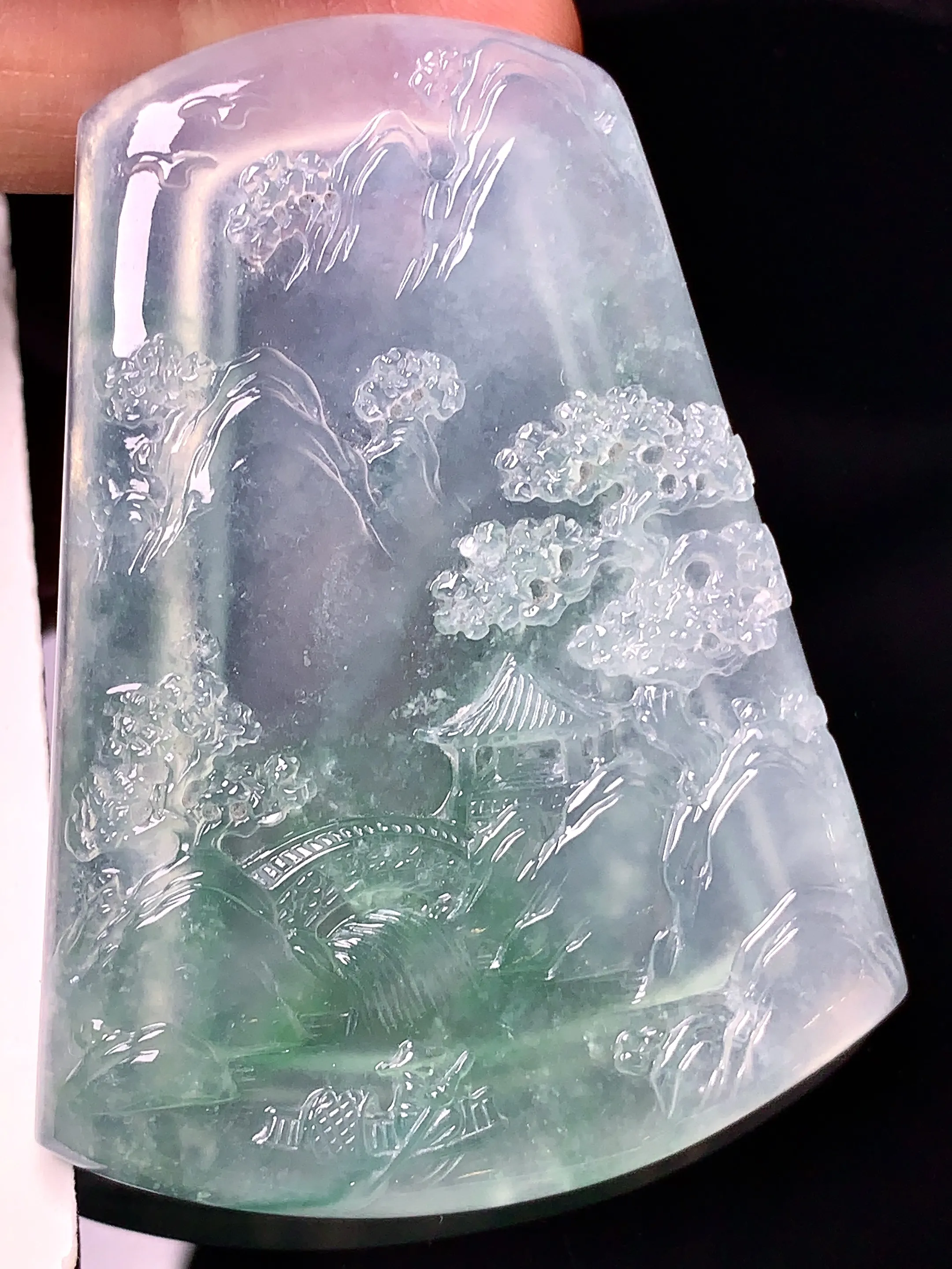 冰种飘绿山水牌子吊坠 玉质细腻 色泽清新艳丽 整体尺寸59.2*44.7*5.2