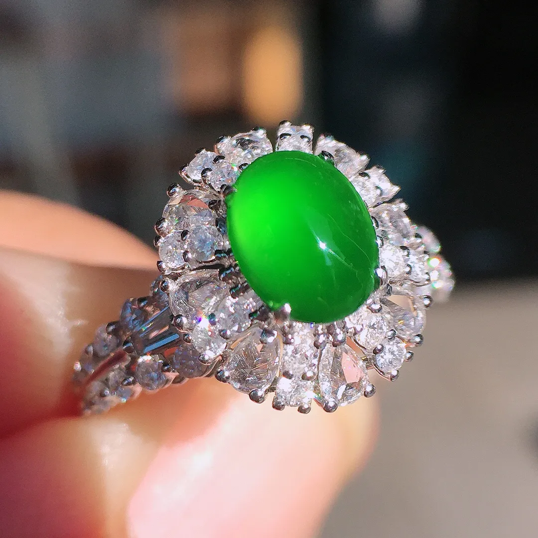 辣绿蛋面戒指，色泽均匀浓郁，玉质细腻，荧光感超
强，饱满圆润，尽显优雅气质，18k
金豪华镶嵌