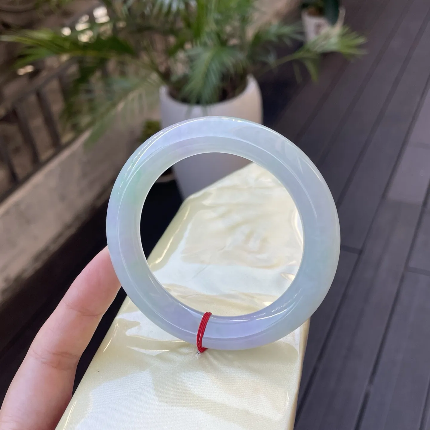 58圆条
春彩，冰透的肌理里晕着淡紫的霞，几点绿韵似春日流萤，仿若从时光深处走来的雅致信物