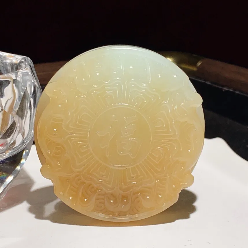 新疆和田玉且末糖仿古龙皮带扣。尺寸58/14重52.8克。玉质细腻油润。手推出油。佩戴高端典雅。lt251104这