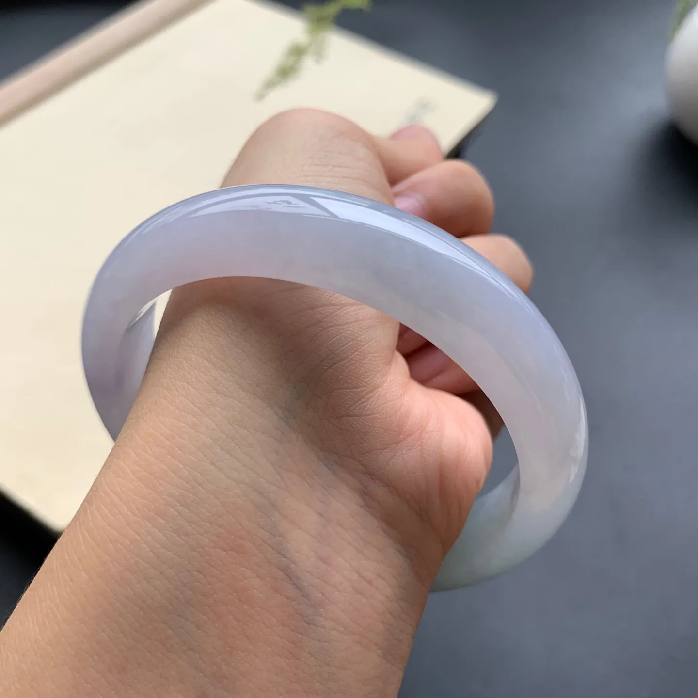 60.6圈口冰底色正圈手镯 尺寸：60.6-14-8.5，无纹裂，水润起胶，细腻光滑