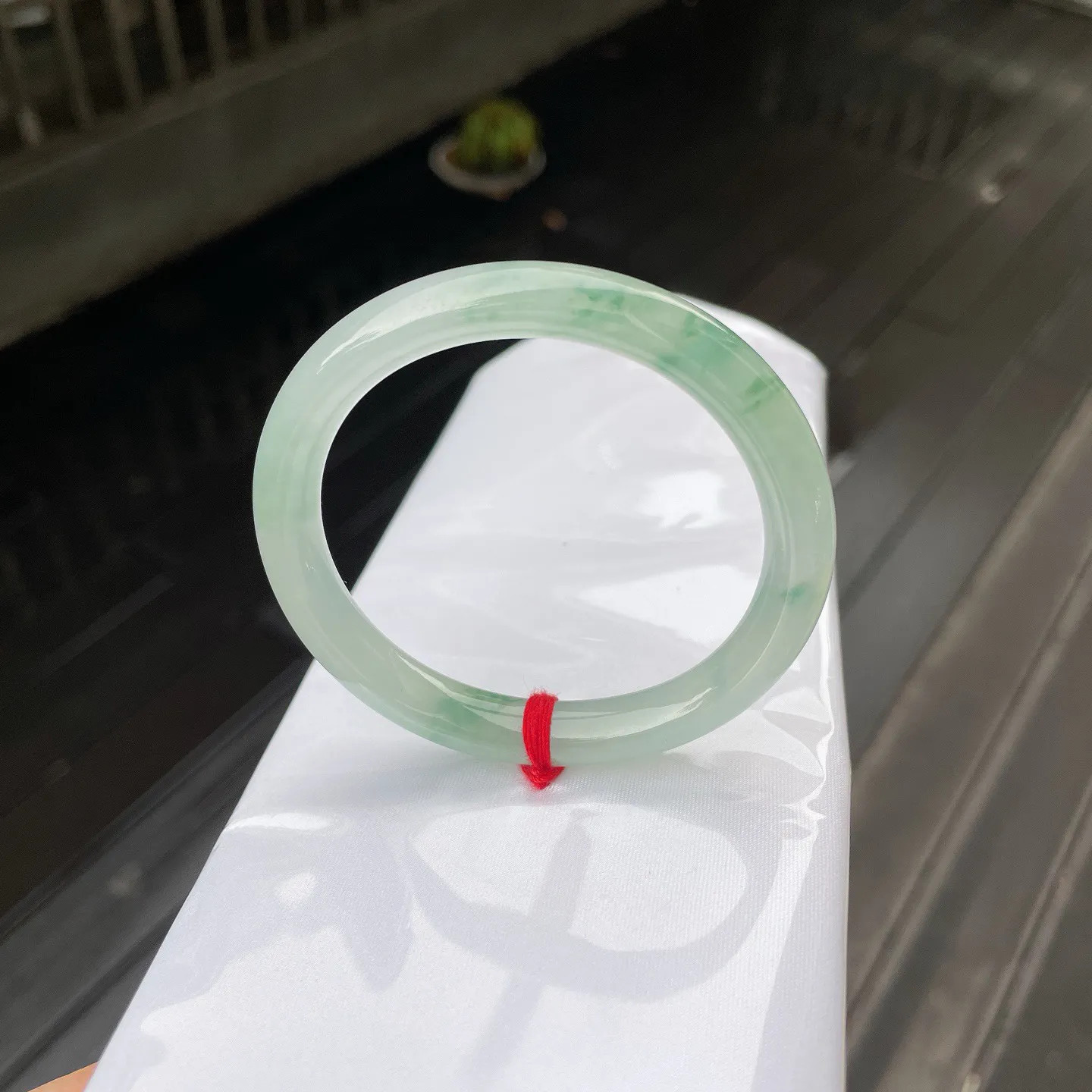 54贵妃🫑
飘花，底色似清透的湖水，澄澈又柔和，星星点点的翠绿，如春日枝头新绽的嫩叶，