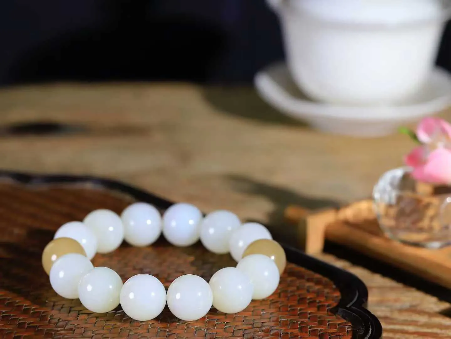 【珠圆玉润.手串】

精品和田玉糖白玉珠圆玉润手串 玉质温润细腻  整串打磨圆润，佩戴舒适。珠珠落玉