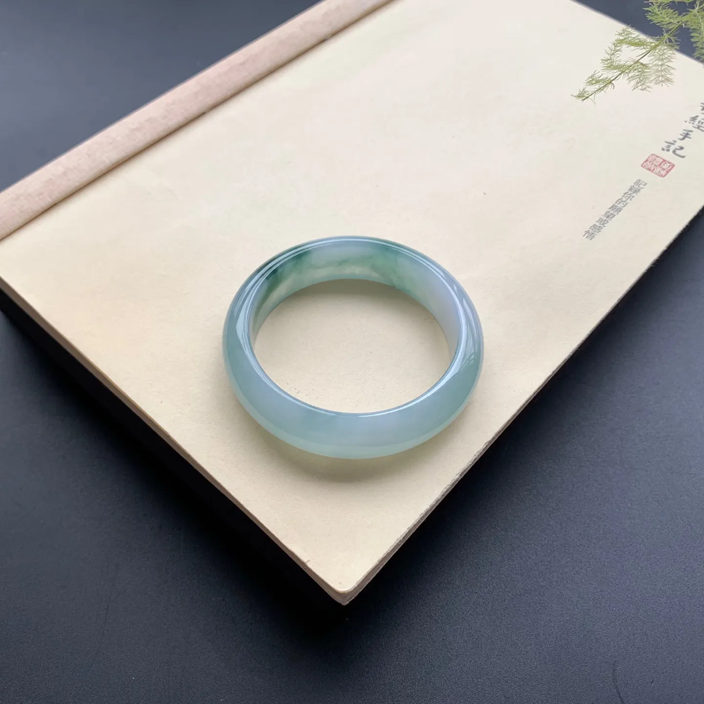 56.5圈口飘花正圈手镯 尺寸：56.5-15.3-8.2，无纹裂，细腻起胶，花色浓郁