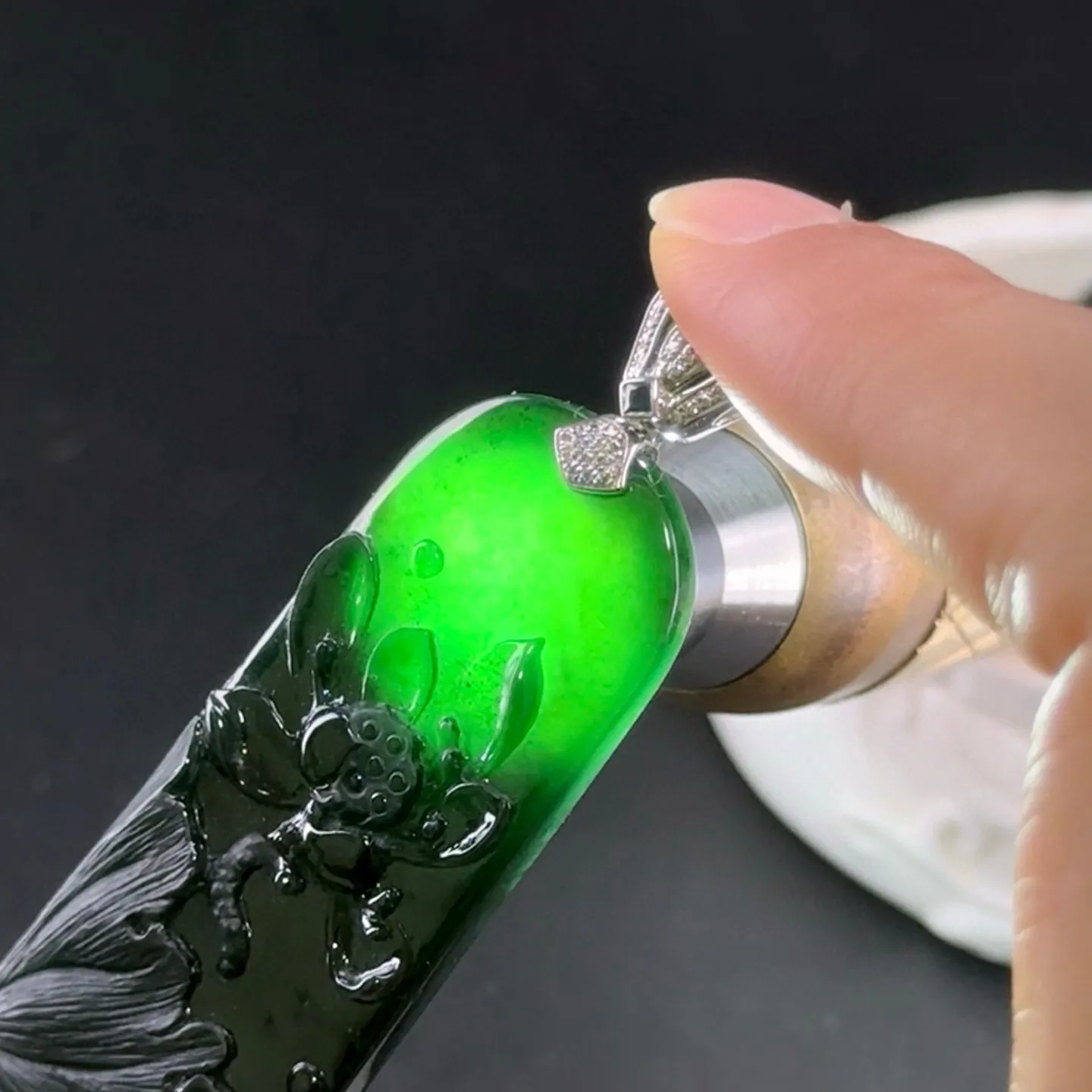 精品18k墨翠荷花牌 种好色正 黑度极好 打灯通透 油性十足  尺寸65.8