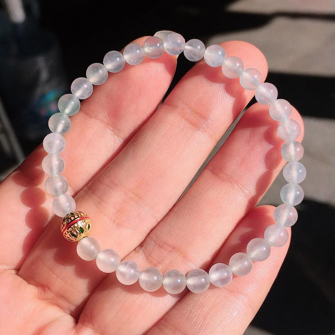 冰种珠子手串，玉质细腻，荧光感超
强，饱满圆润，尽显优雅气质，