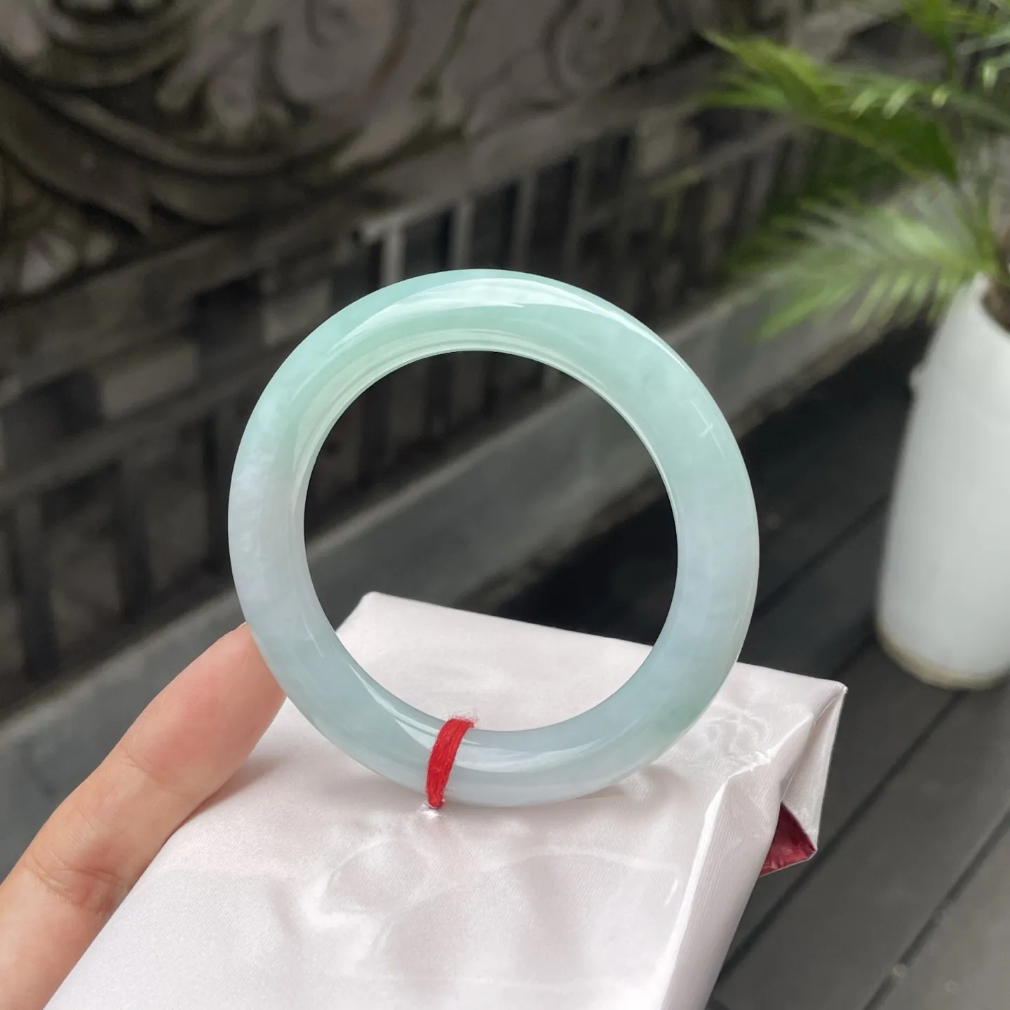 54圆条🥪
带色，江南春水的清润与山间新竹的翠色揉合，莹润的质地泛着柔和光泽，