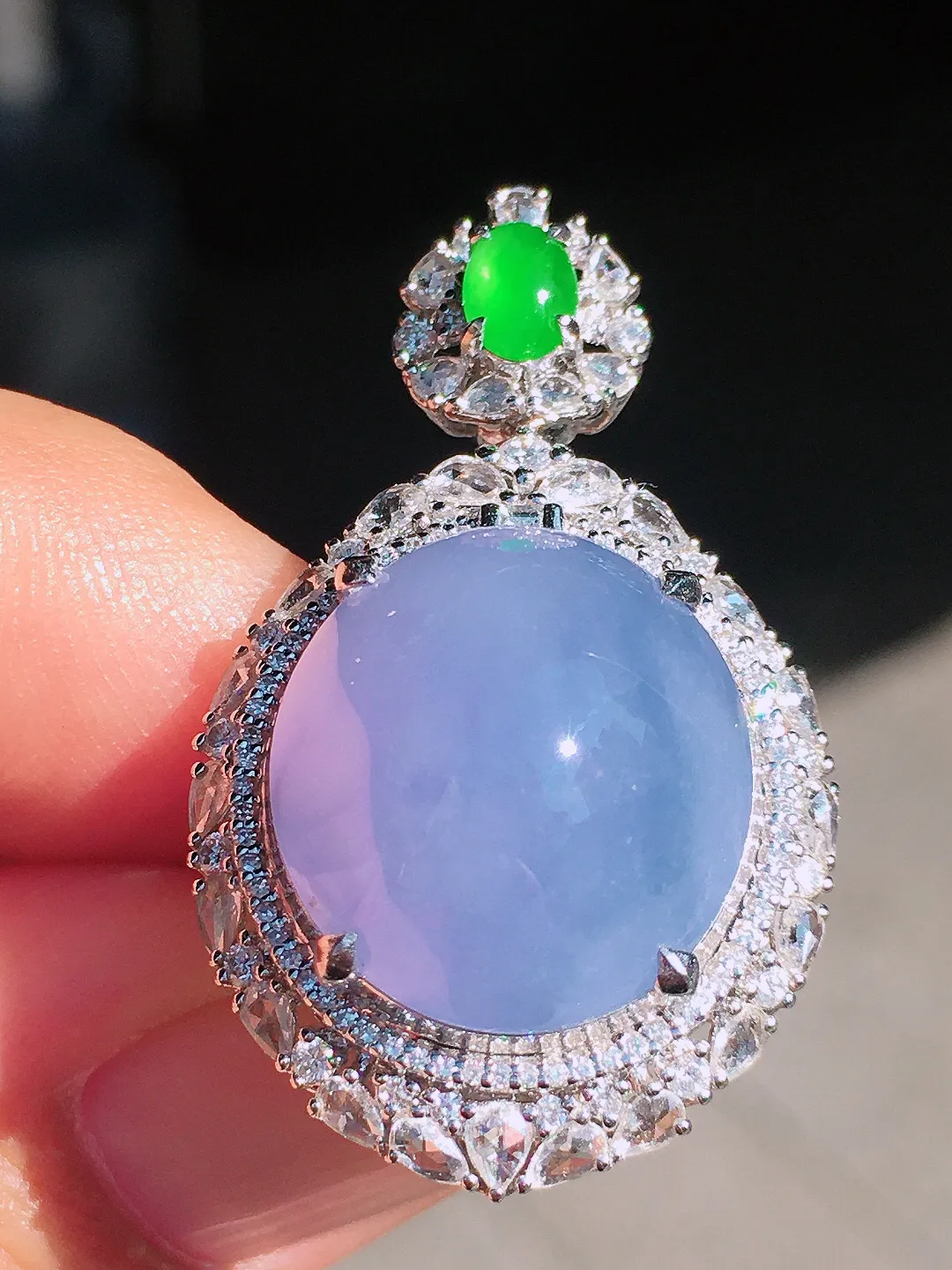 紫罗兰蛋面戒指/吊坠两用款，色泽均匀艳丽，玉质细腻，荧光感超
强，饱满圆润，尽显优雅气质，18k
金