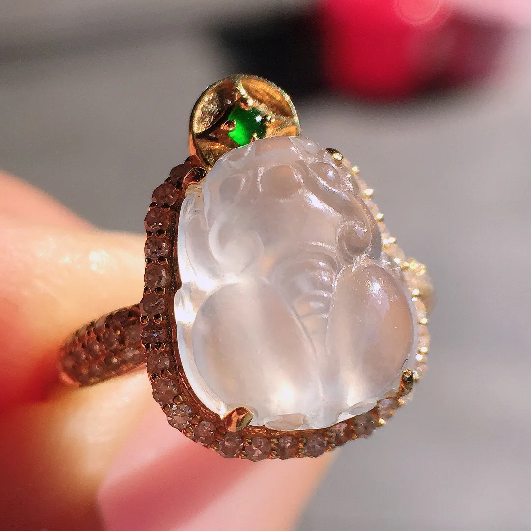 冰种貔貅戒指，玉质细腻，荧光感超
强，饱满圆润，尽显优雅气质，18k
金豪华镶嵌