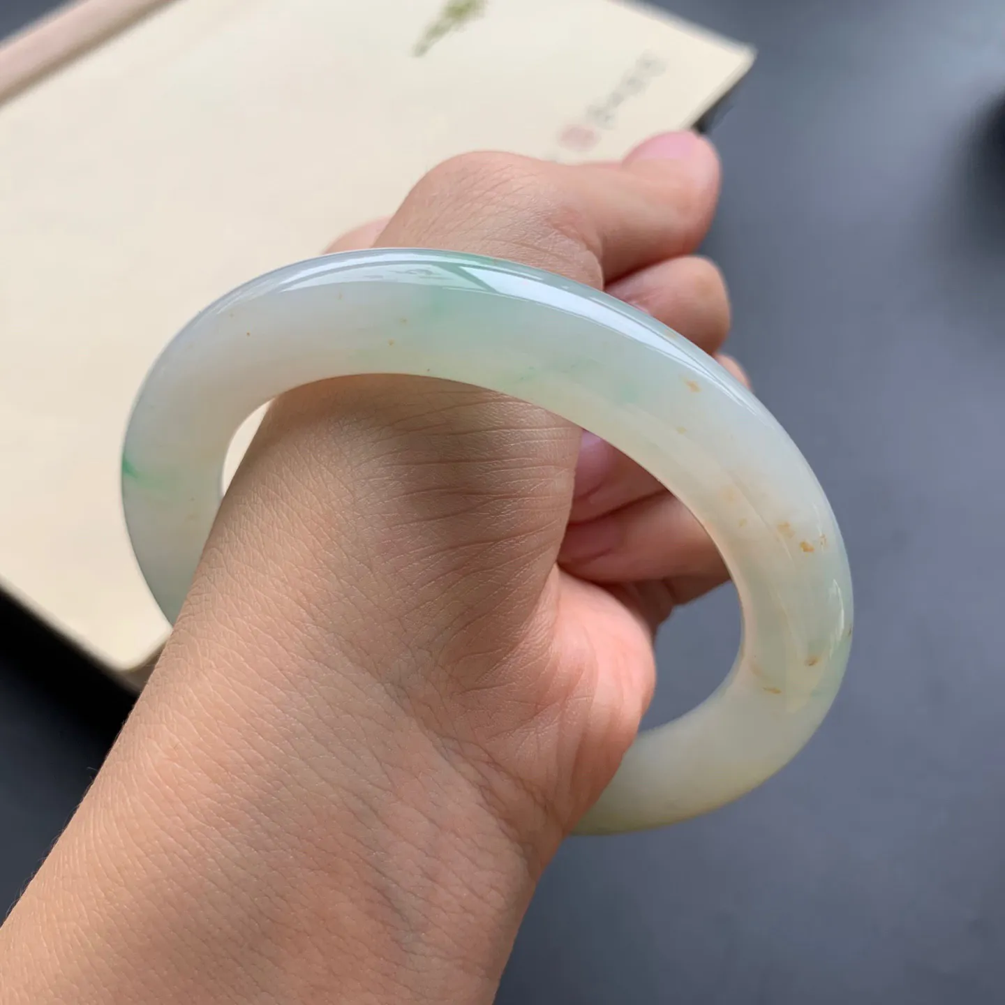 60圈口黄翡飘绿圆条手镯 尺寸：60-12-11，无纹裂，细腻光滑，条形饱满