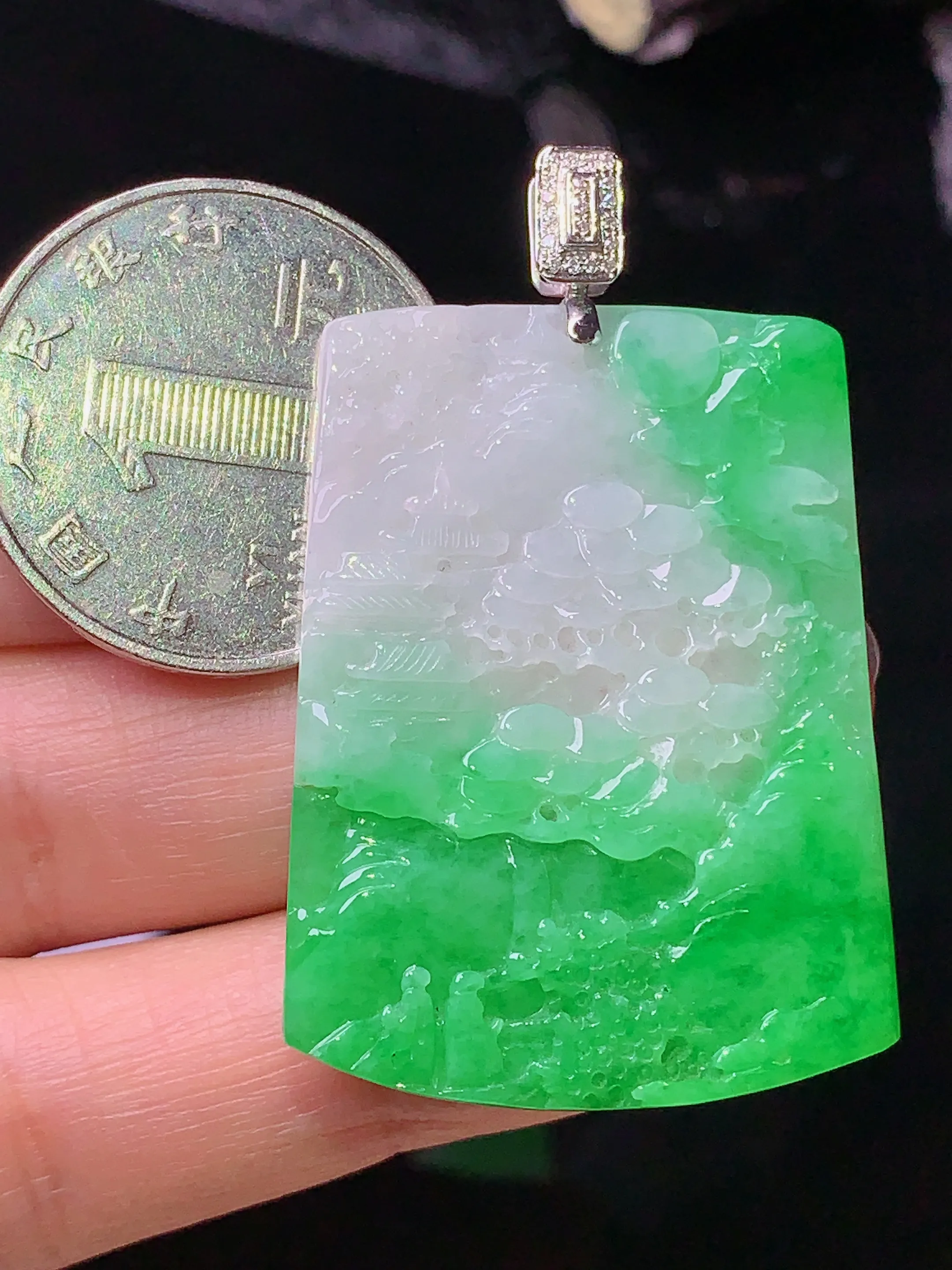 18k金钻镶嵌翠绿山水牌子吊坠 玉质细腻 色泽清新艳丽 整体尺寸47*29.3*2.8