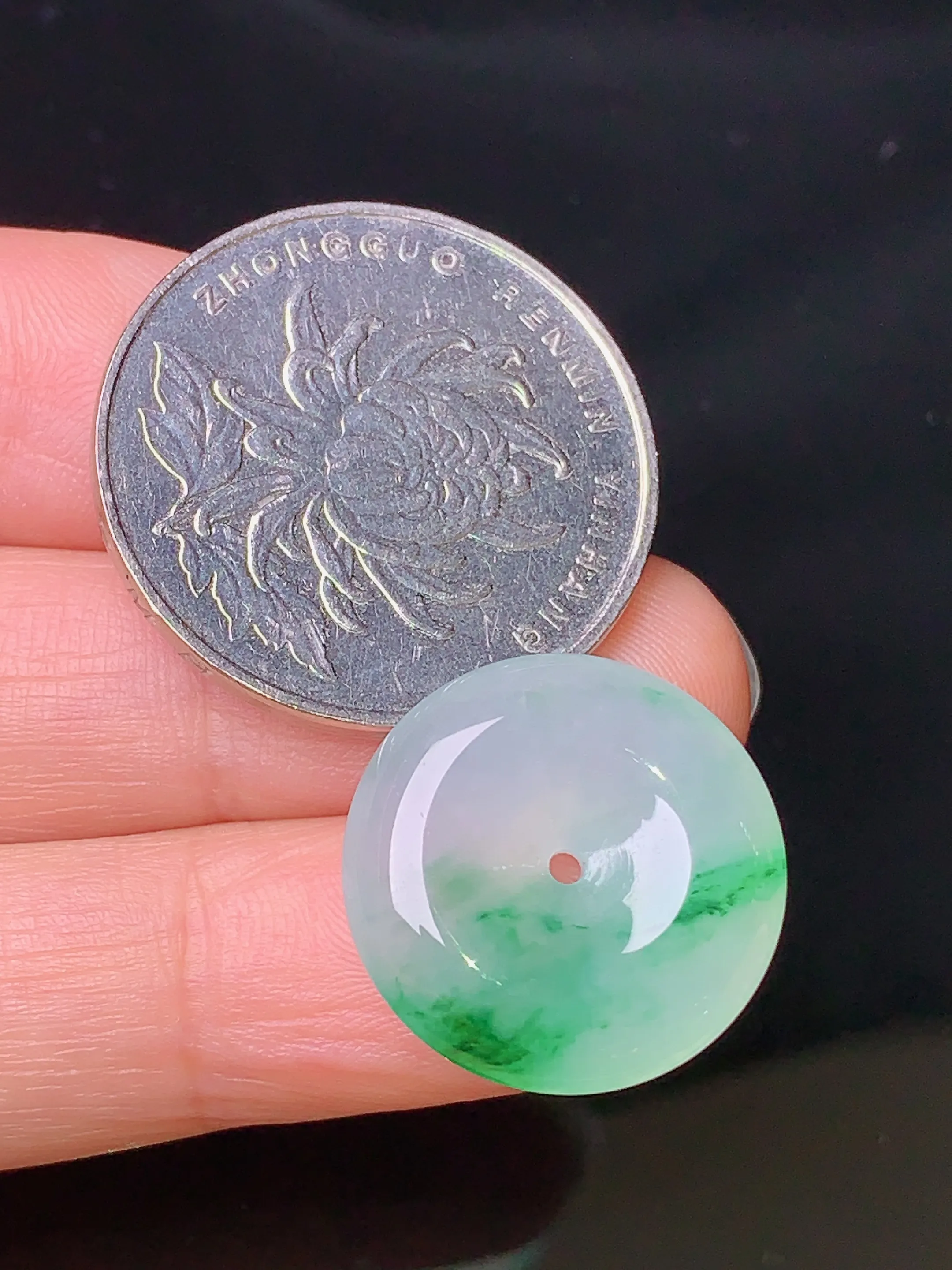 飘绿平安扣吊坠 玉质细腻 色泽清新艳丽 整体尺寸18.2*5.2