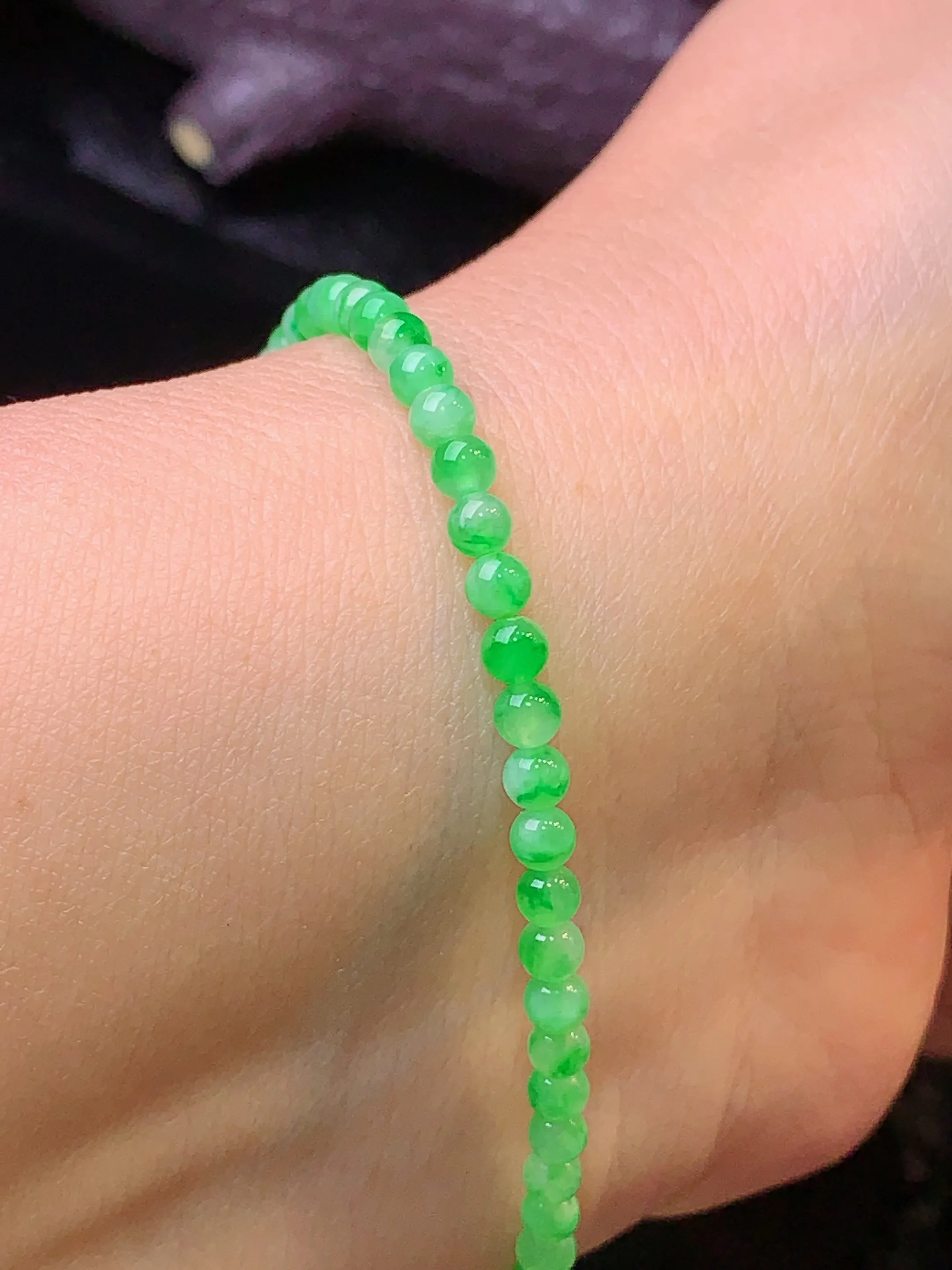 翠绿圆珠手链 玉质细腻 色泽清新艳丽 整体尺寸3.2