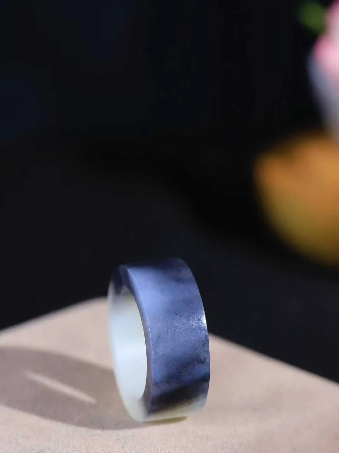 （籽.古韵.扳指）

新疆和田青花籽料扳指，玉质温润，油润感十足， 整器古韵生辉。优雅高贵。运筹帷幄于掌中，决胜于千里之外。重10.9克   圈口19.8mm  尺寸10.8-4.5mm  23110433A