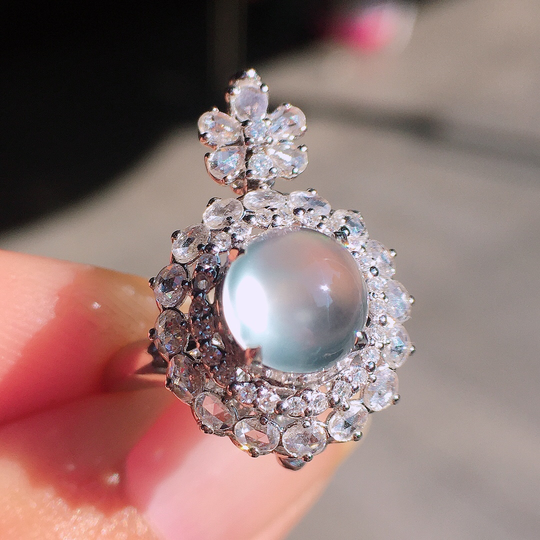 玻璃种蛋面戒指/吊坠两用款，玉质细腻，荧光感超
强，饱满圆润，尽显优雅气质，18k
金豪华镶嵌