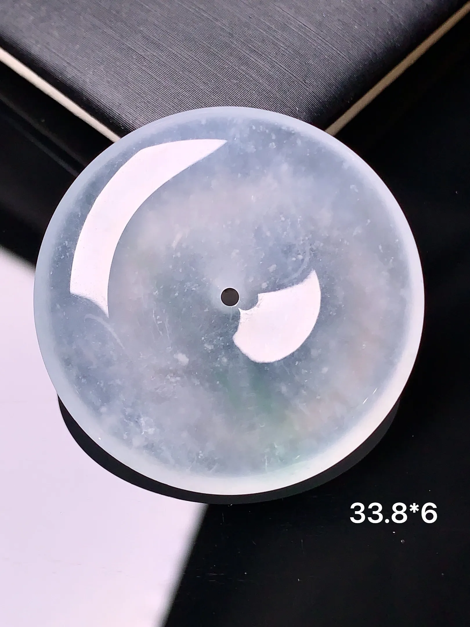 冰种平安扣吊坠 玉质细腻 色泽清新艳丽 整体尺寸33.8*6