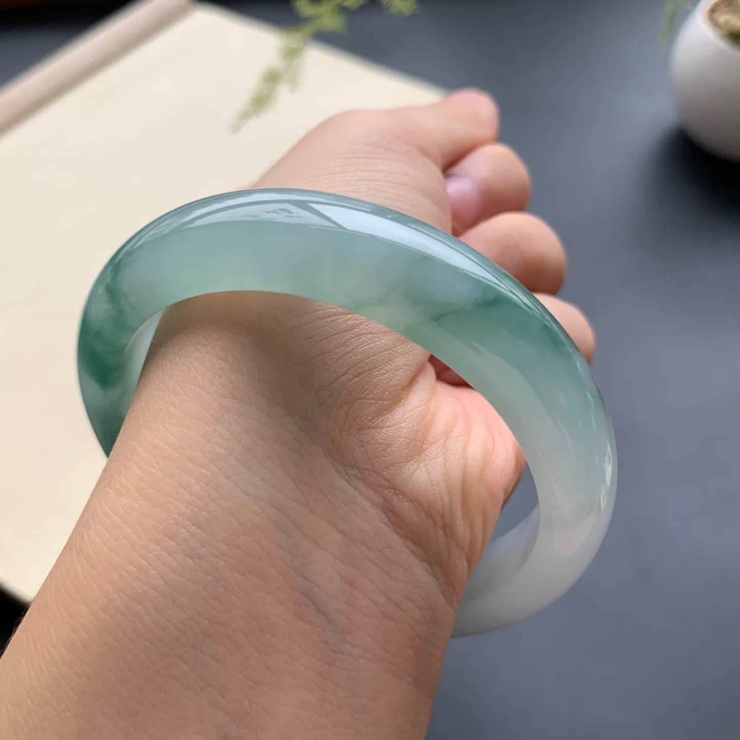 56.6圈口飘花正圈手镯 尺寸：56.6-13-8，无纹裂，水润起胶，优雅迷人