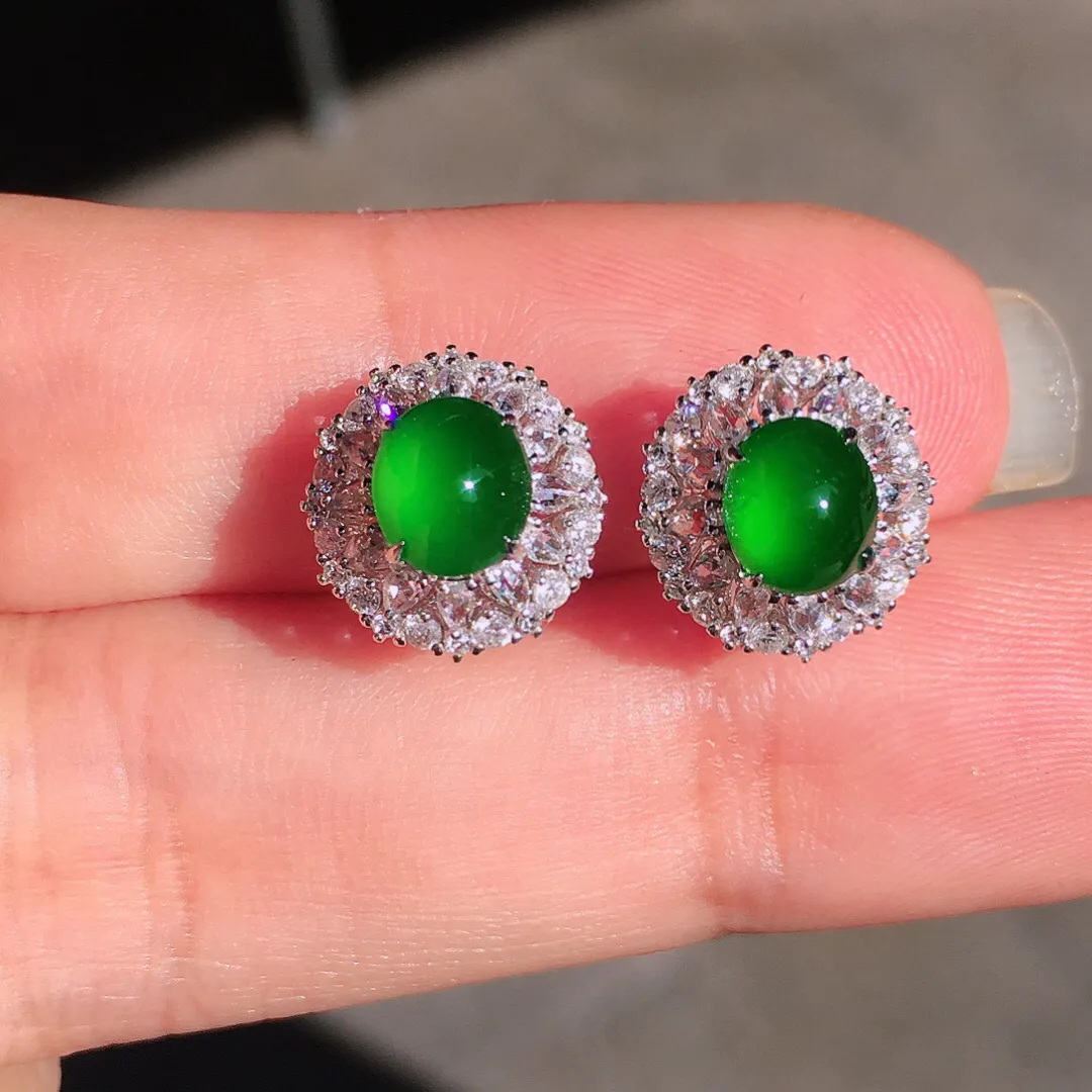 满绿蛋面耳钉，色泽均匀浓郁，玉质细腻，荧光感超
强，饱满圆润，尽显优雅气质，18k
金豪华镶嵌