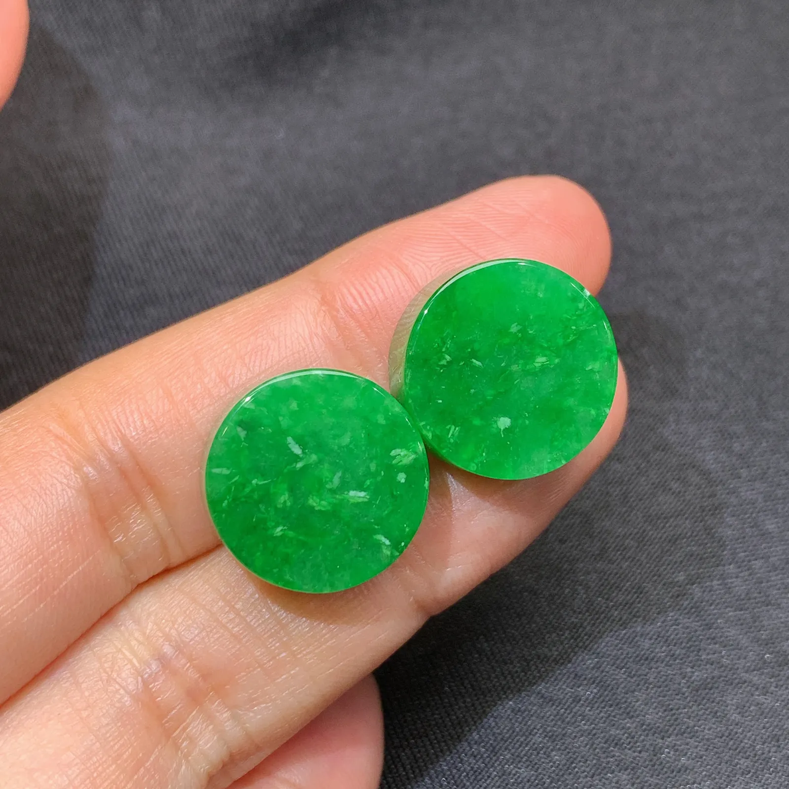 辣绿圆牌一对，镶嵌佳品，冰润色阳，种水足 尺寸15.3*6.1