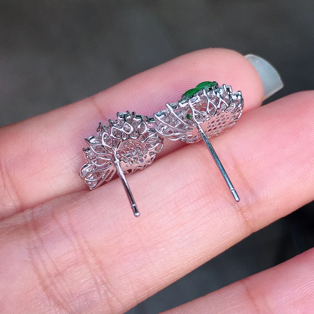 阳绿葫芦耳钉，色泽均匀艳丽，玉质细腻，荧光感超
强，饱满圆润，尽显优雅气质，18k
金豪华镶嵌