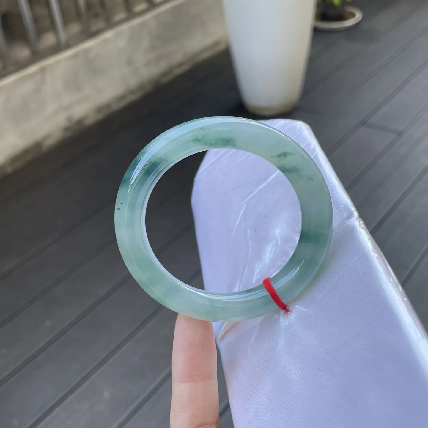 52+圆条
飘花，似将江南春水的碧色与灵动都收于其中，浅绿如流云般晕染，剔透又清新