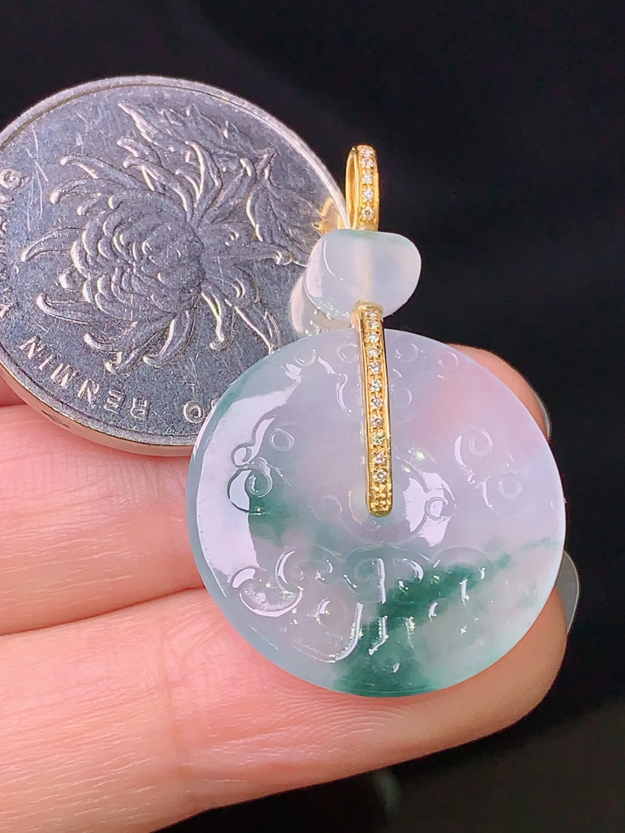 18k金钻镶嵌飘绿仿古飘绿平安扣吊坠 玉质细腻 色泽清新艳丽 整体尺寸34*32*4.2