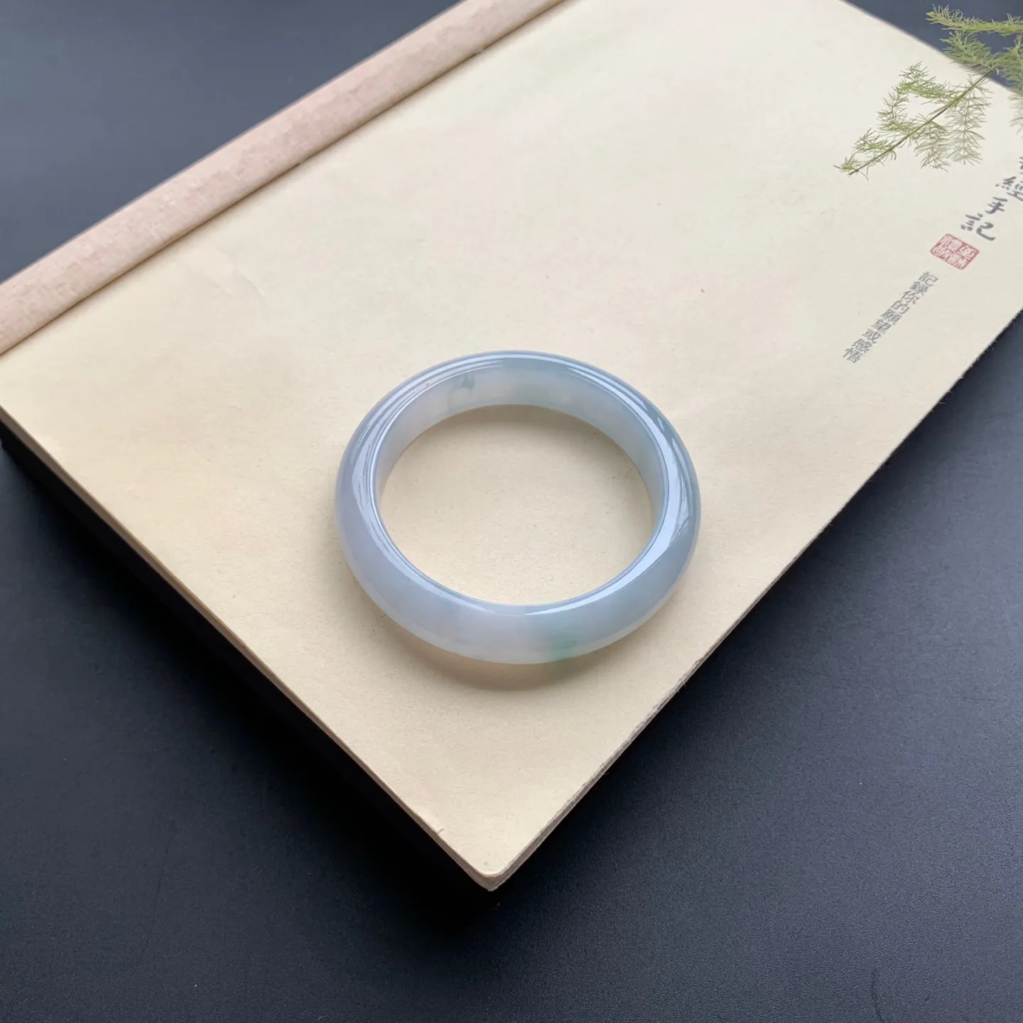 55圈口飘绿正圈手镯 尺寸：55-12.2-8.3，无纹裂，细腻光滑，清爽干净