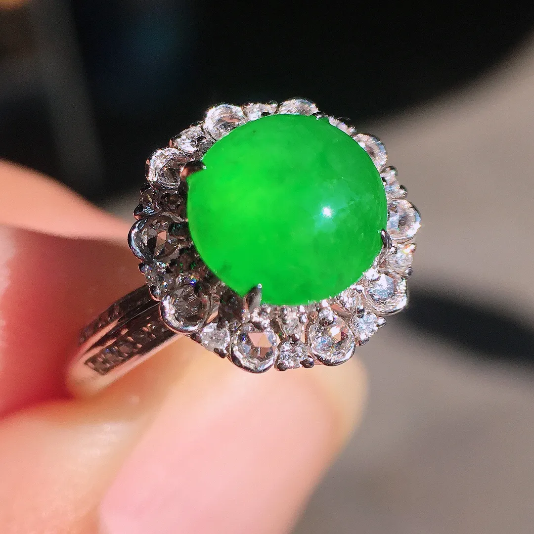 阳绿蛋面戒指，色泽均匀艳丽，玉质细腻，荧光感超
强，饱满圆润，尽显优雅气质，18k
金豪华镶嵌