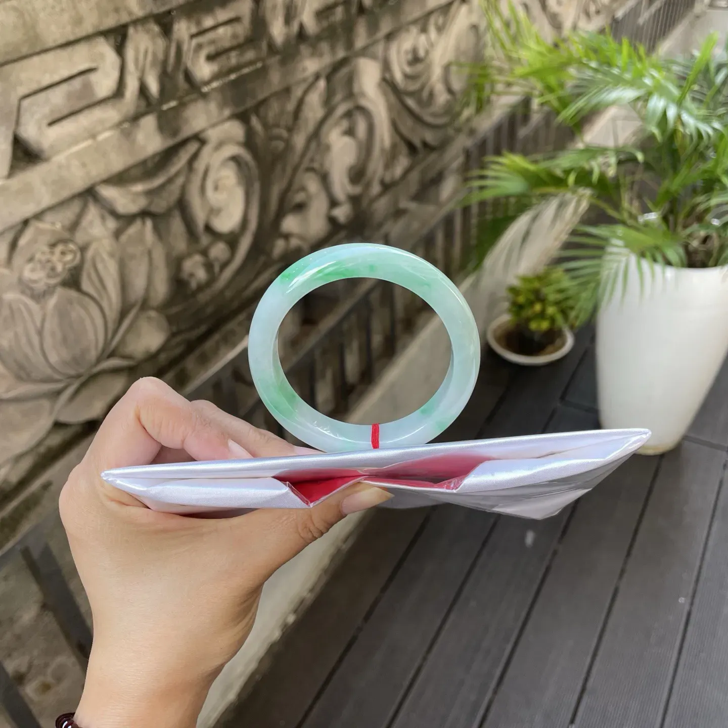 53+圈口
带色，莹润的玉质里凝着江南的绿意，翠色似流光在石上肆意晕染，清新绿意