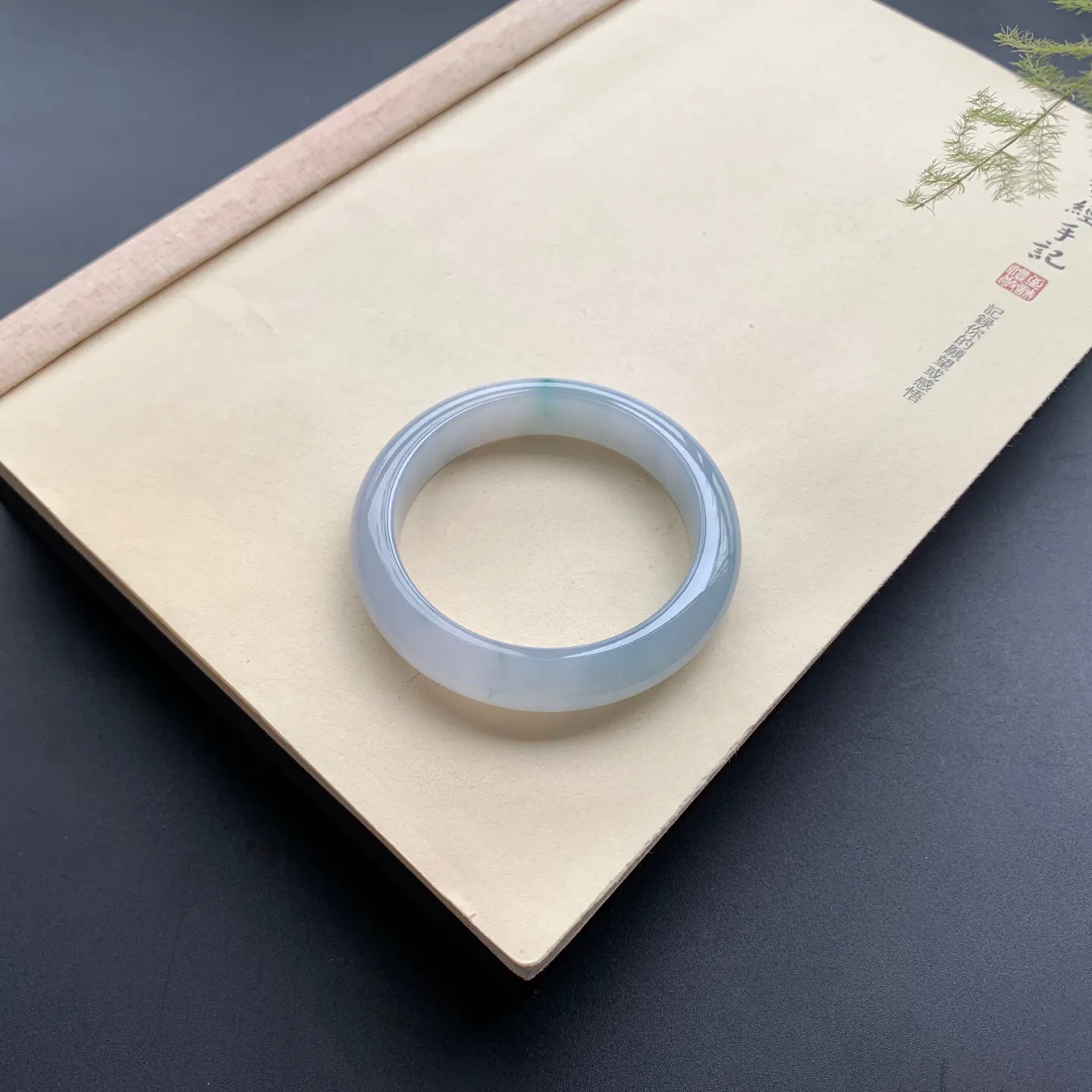 55圈口飘绿正圈手镯 尺寸：55-12.2-8.3，无纹裂，细腻光滑，清爽干净