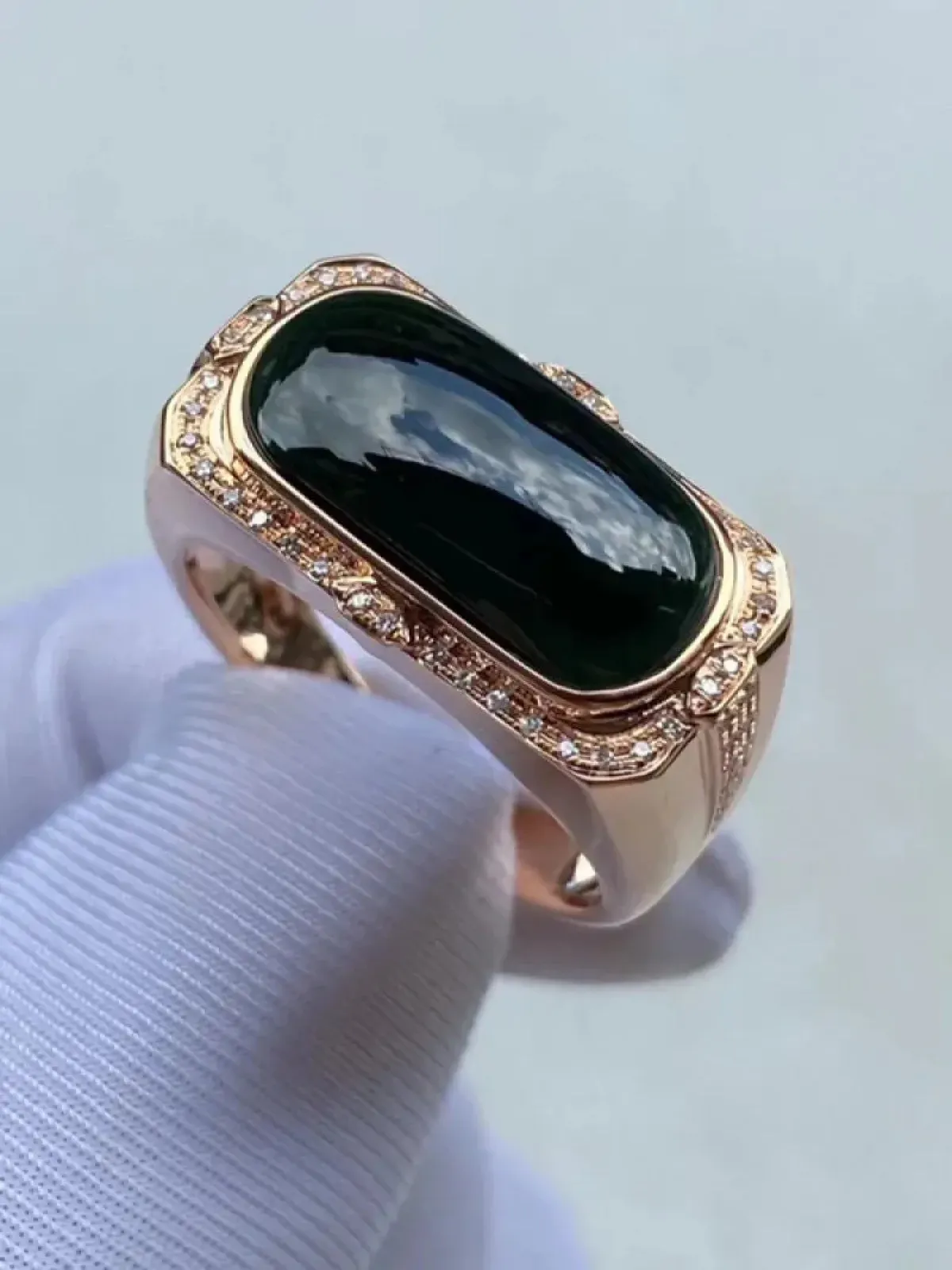 墨翠【马鞍戒指】18K金+南非钻镶嵌，细腻干净，黑度极黑，性价比高，雕工精湛，打灯透绿 裸石尺寸：17.7*9.2*6.8‘