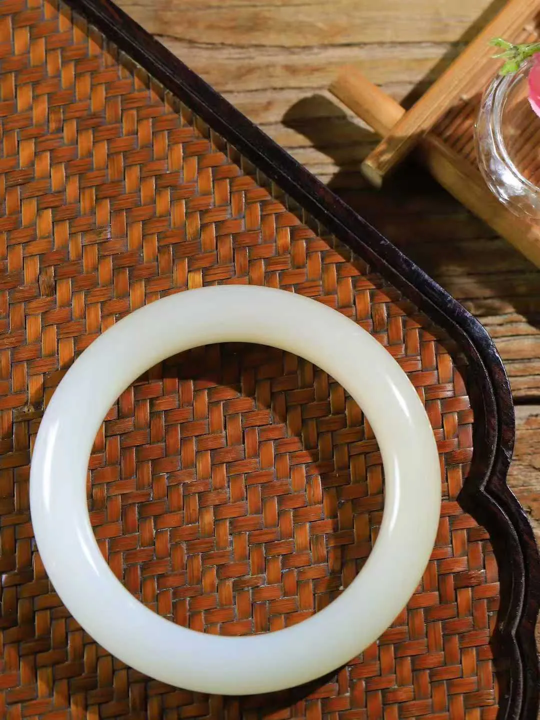 【花样年华·手镯】

精品️和田玉糖白玉手镯，质地油润细腻，色泽高贵典雅，镯型古朴典雅。在诗情画意的雨巷相遇，你是我腕间的一抹风情，有你眸有深情，清风荡漾湖间静水，我愿俯身低眉，在烟波涟漪处，寻你深情倩影。重73克  尺寸57.5-12.9-10.8mm   75110454A