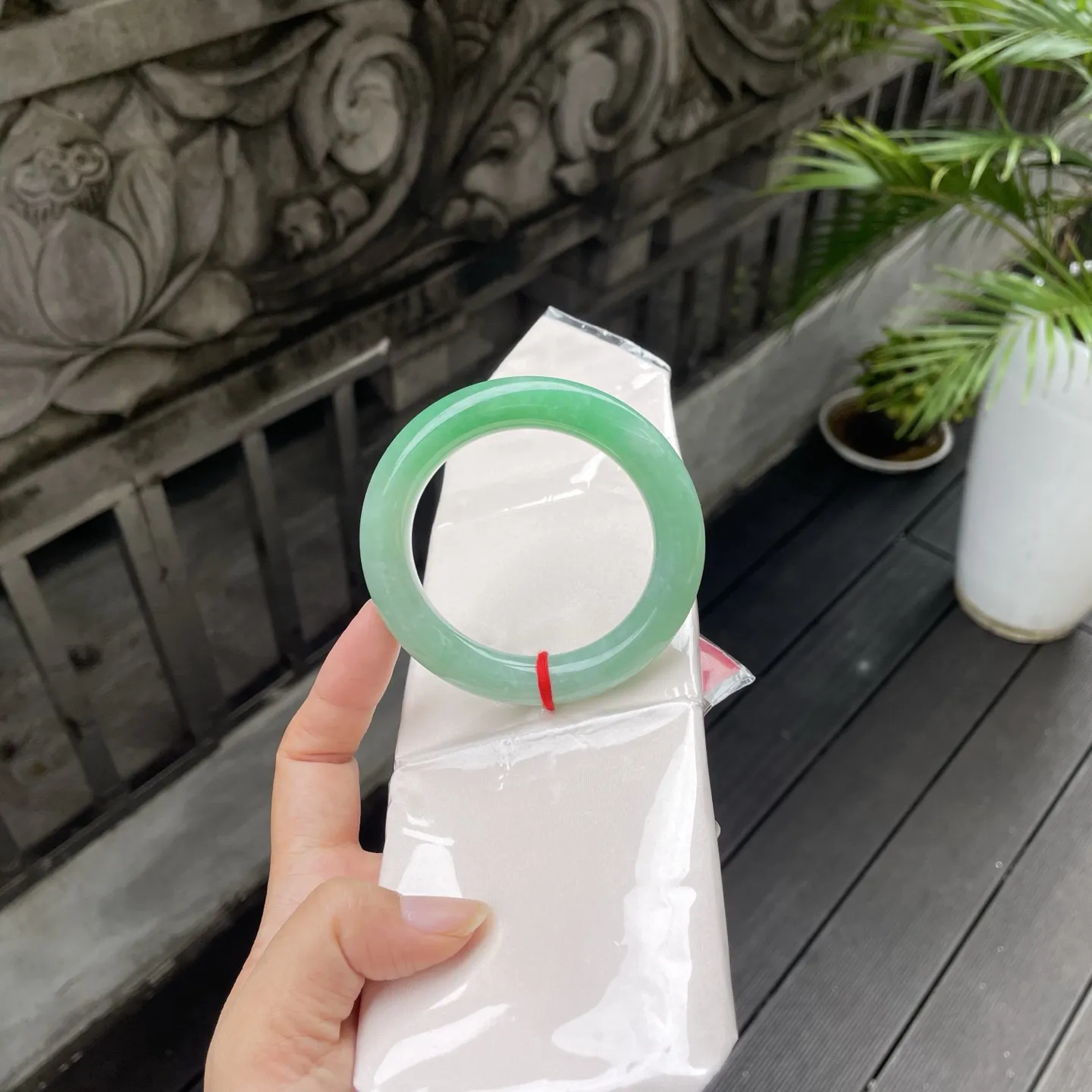 56圆条
带色，撷了满袖的春绿，翠色匀净如凝脂，戴在腕间，便是江南春色的温柔凝萃，