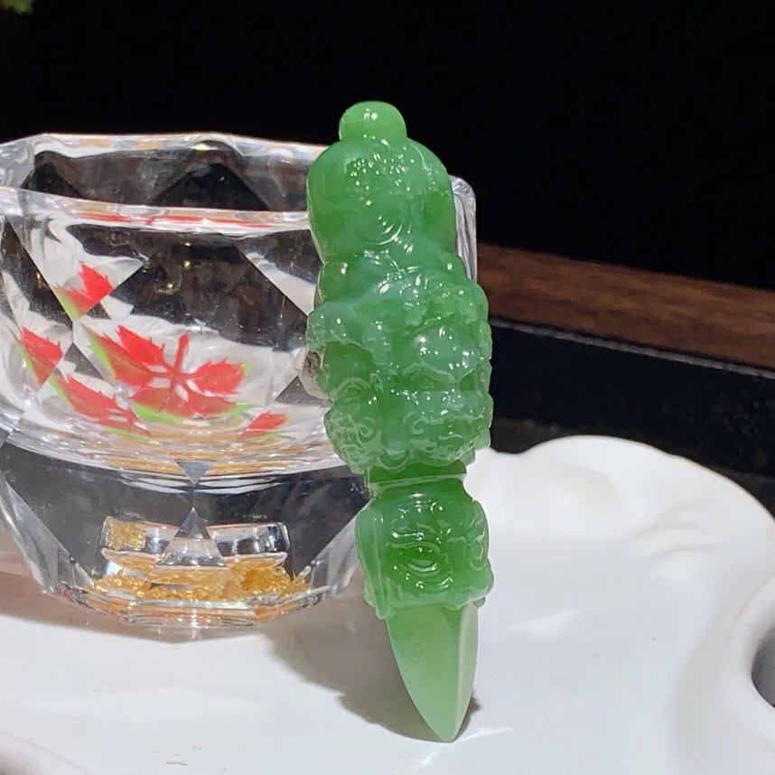 和田玉阳绿俄罗斯碧玉不动明王降魔杵挂件。尺寸64/19/16重20.8克。玉质细腻油润。手推出油。佩戴高端典雅。lt251104