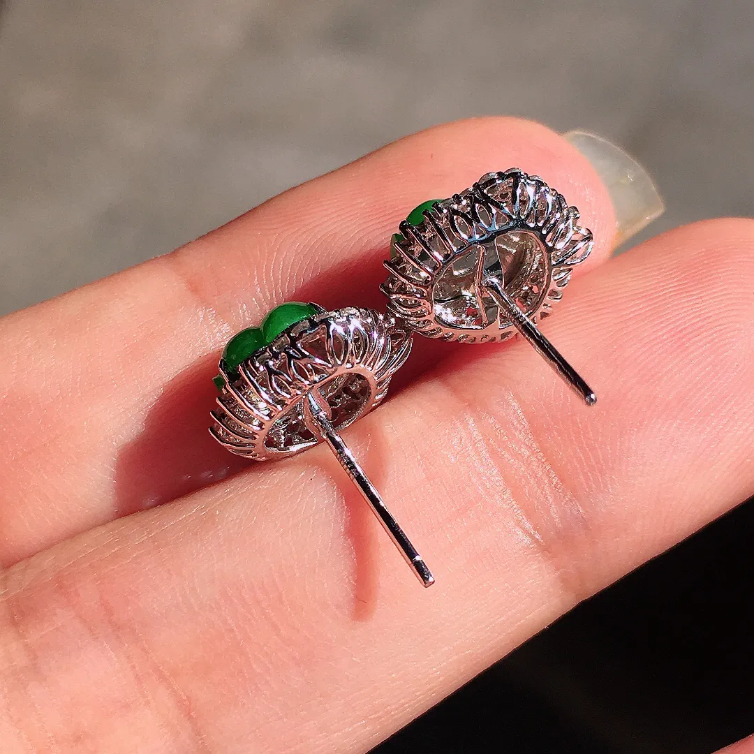 阳绿葫芦耳钉，色泽均匀艳丽，玉质细腻，荧光感超
强，饱满圆润，尽显优雅气质，18k
金豪华镶嵌