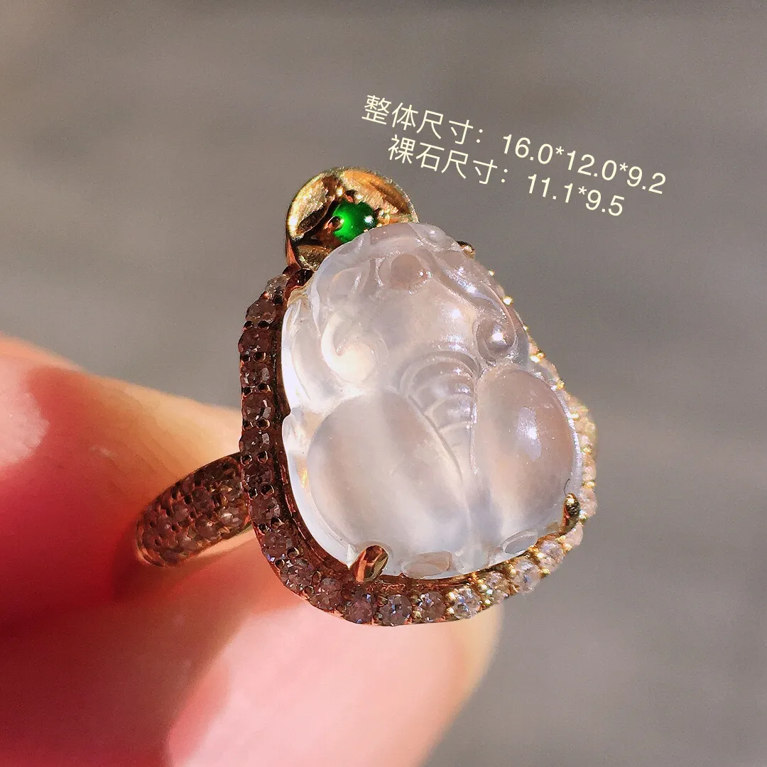 冰种貔貅戒指，玉质细腻，荧光感超
强，饱满圆润，尽显优雅气质，18k
金豪华镶嵌