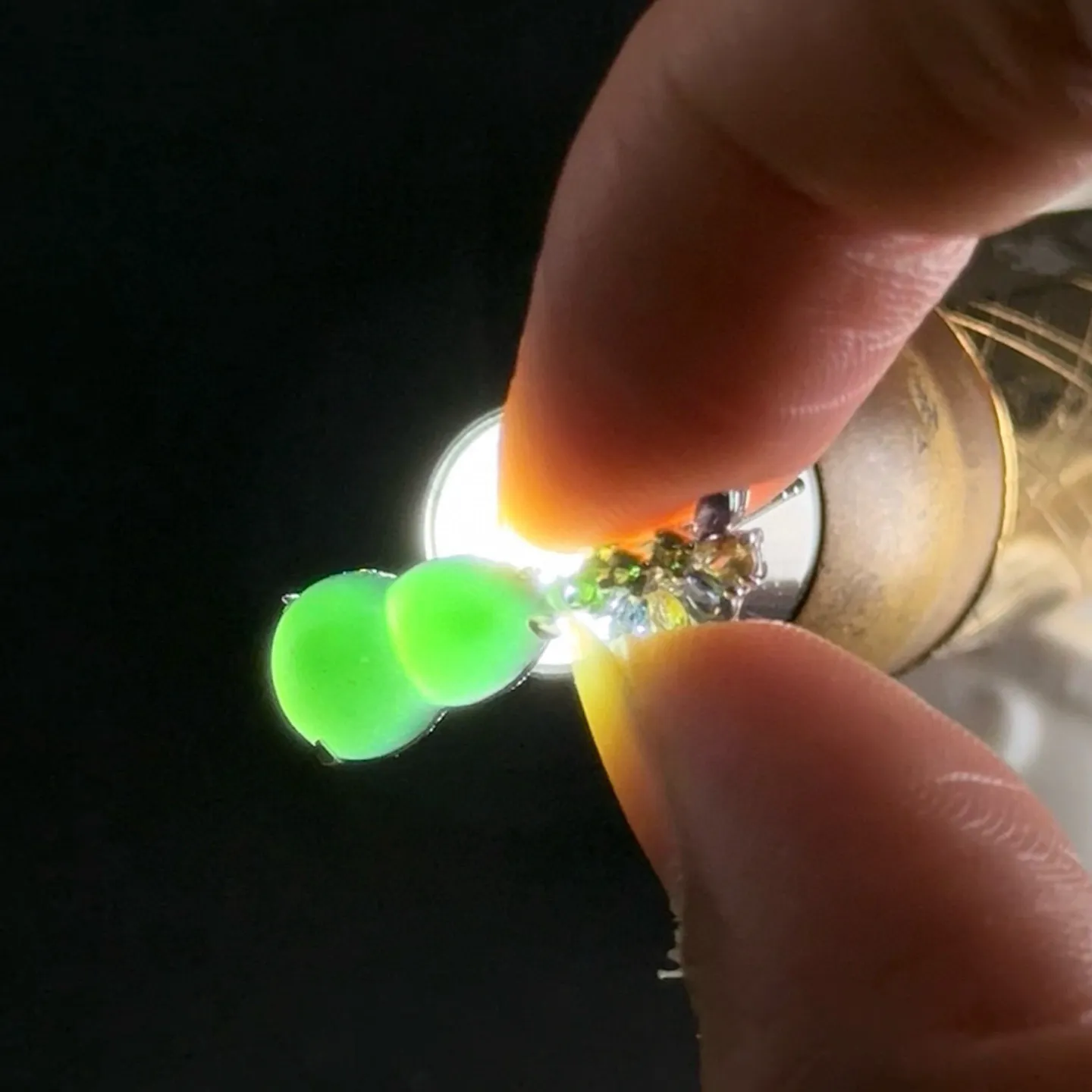 精品18k墨翠葫芦耳钉 种好色正 黑度极好 打灯通透 油性十足 尺寸20.9