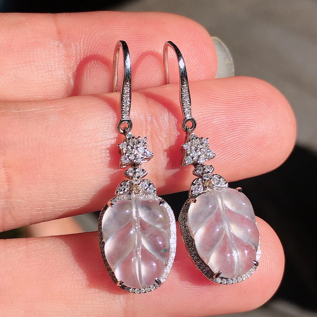 冰种玉叶耳坠，玉质细腻，荧光感超
强，饱满圆润，尽显优雅气质，18k
金豪华镶嵌