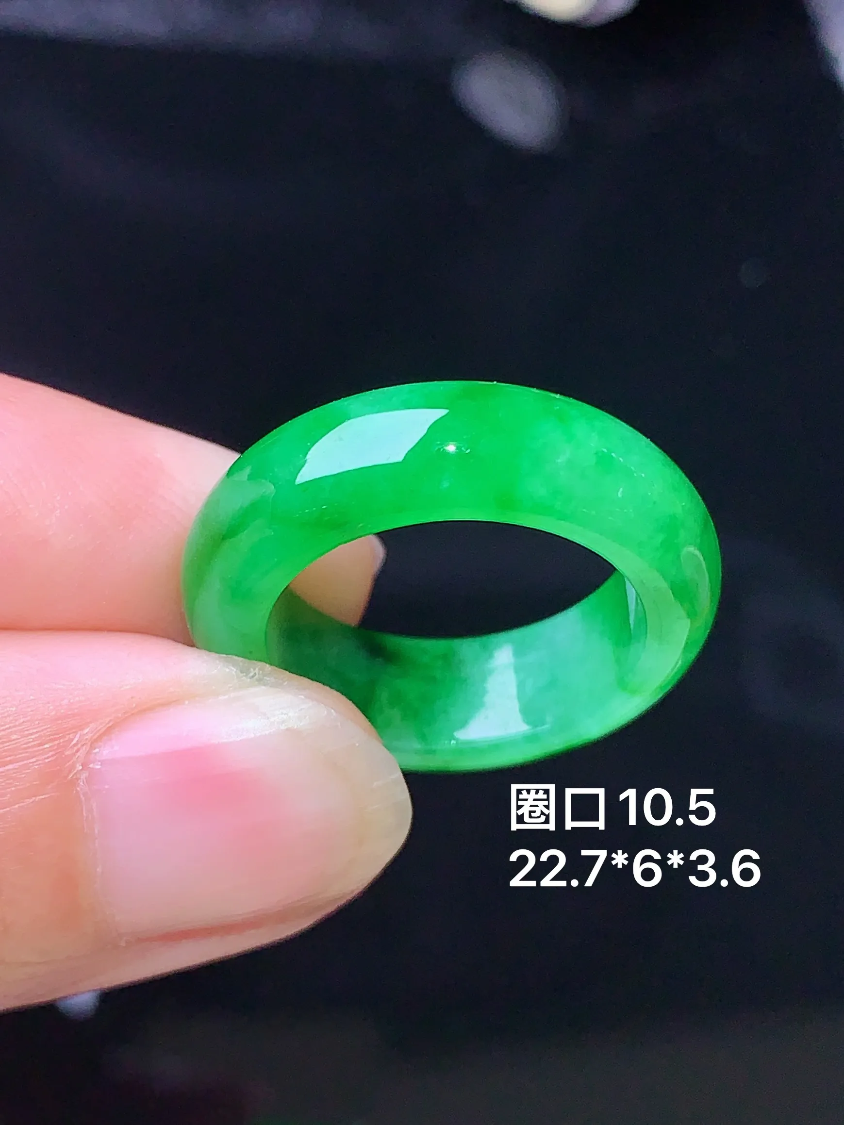 翠绿指环 玉质细腻 色泽清新艳丽 整体尺寸22.7*6*3.6 圈口10.5