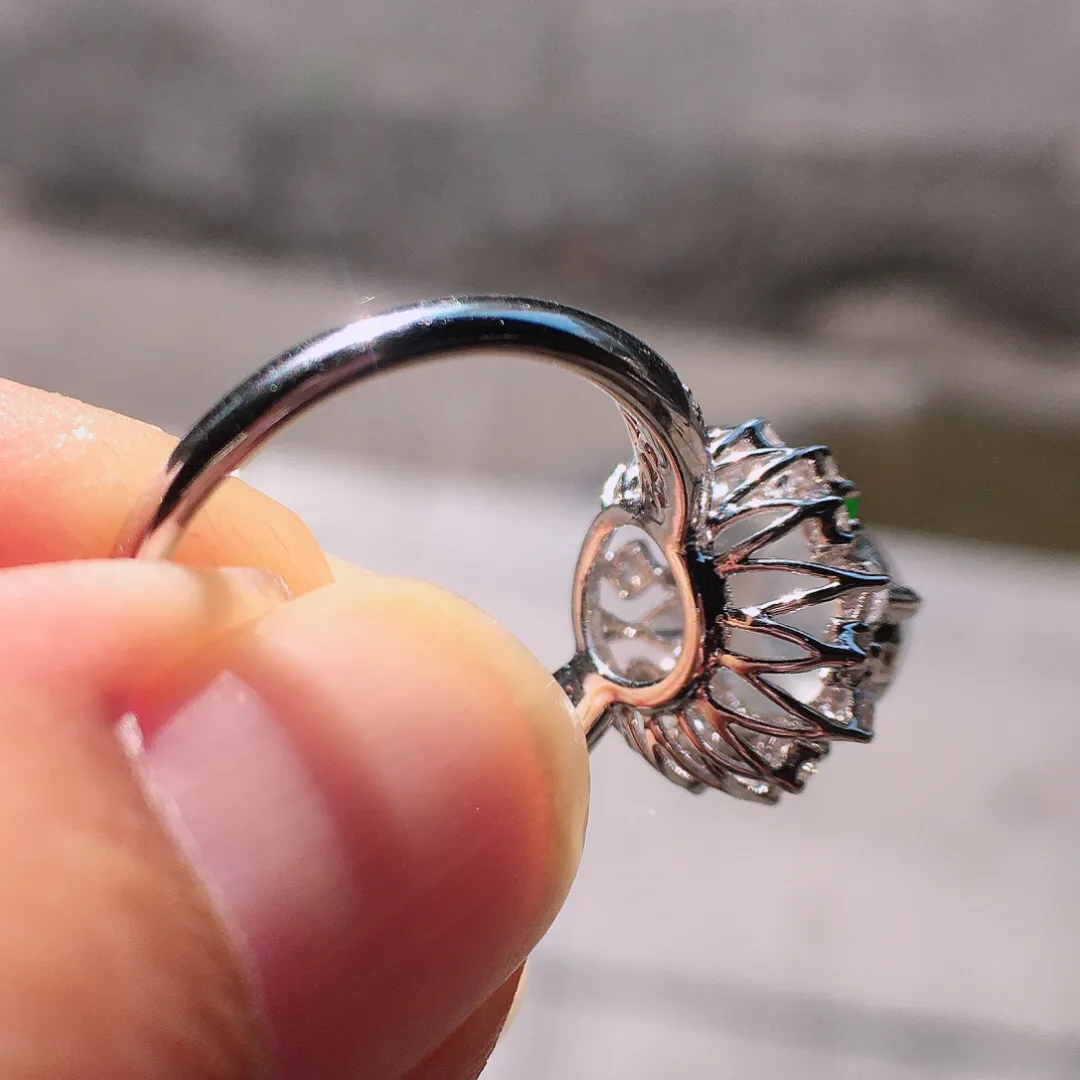 玻璃种蛋面戒指，玉质细腻，荧光感超
强，饱满圆润，尽显优雅气质，18k
金豪华镶嵌