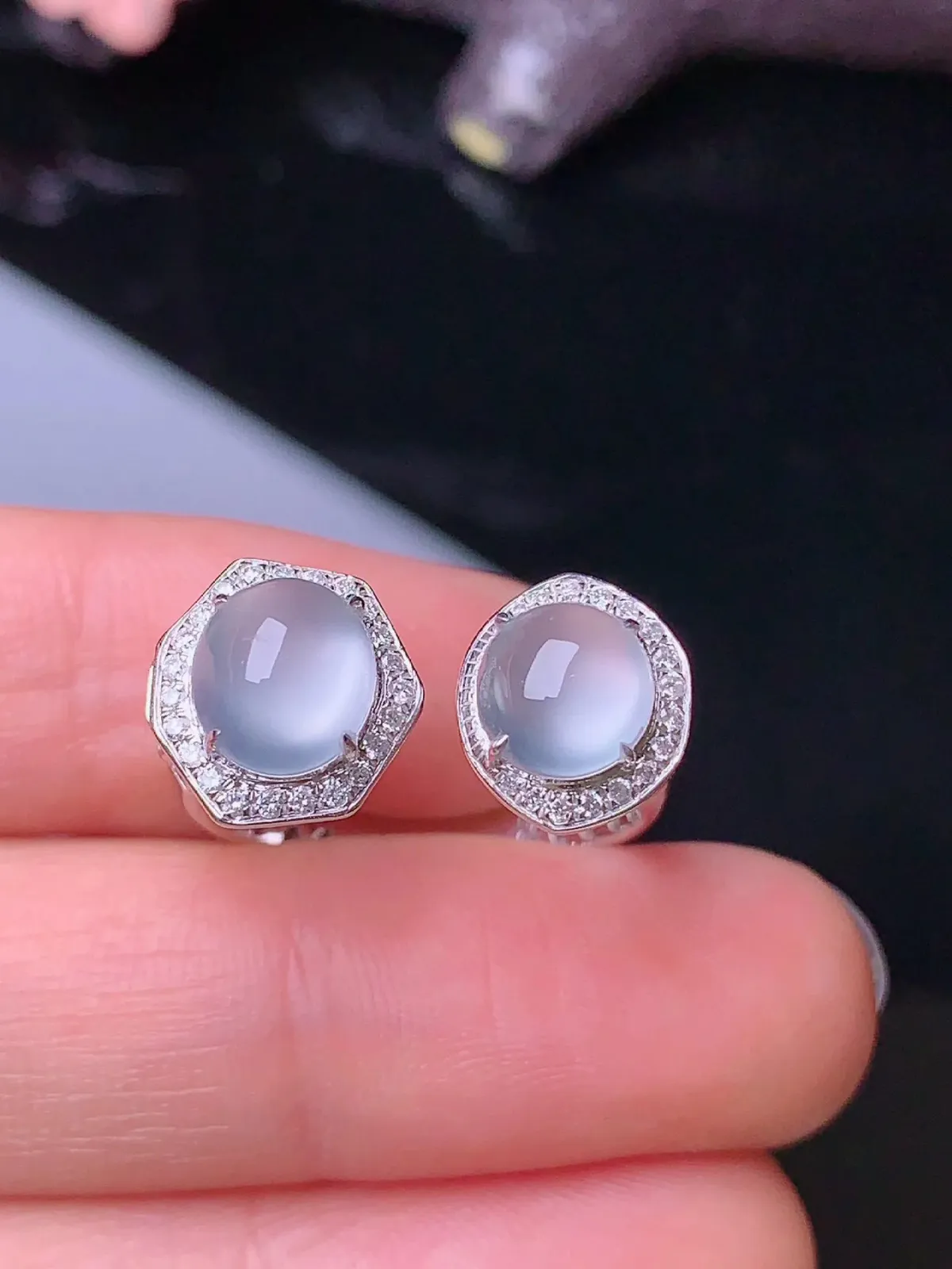 18k金钻镶嵌冰种蛋面戒指 玉质细腻 色泽艳丽 圈口14 整体尺寸10.6*10*7.8