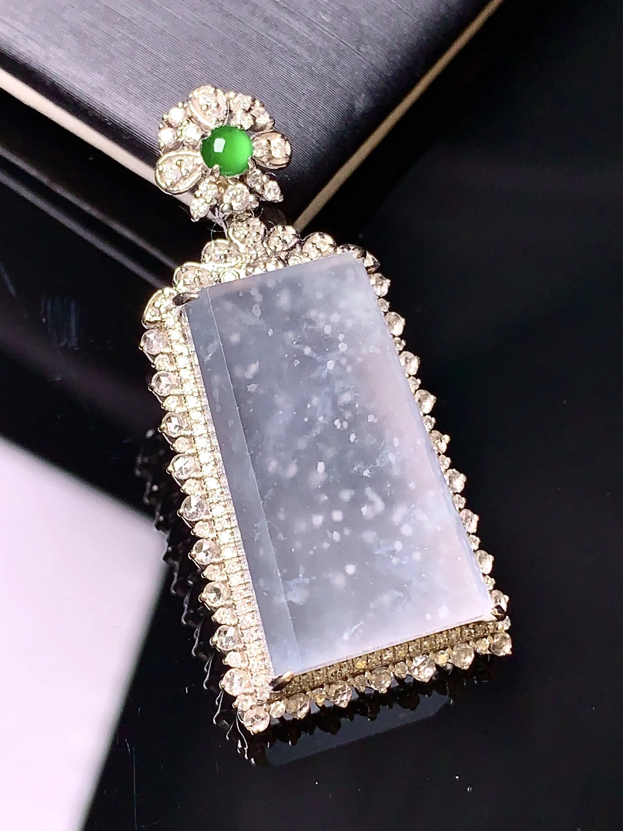 18k金钻镶嵌冰种木那料雪花棉无事牌吊坠 玉质细腻 色泽清新艳丽 整体尺寸39.7*18.6*9.8