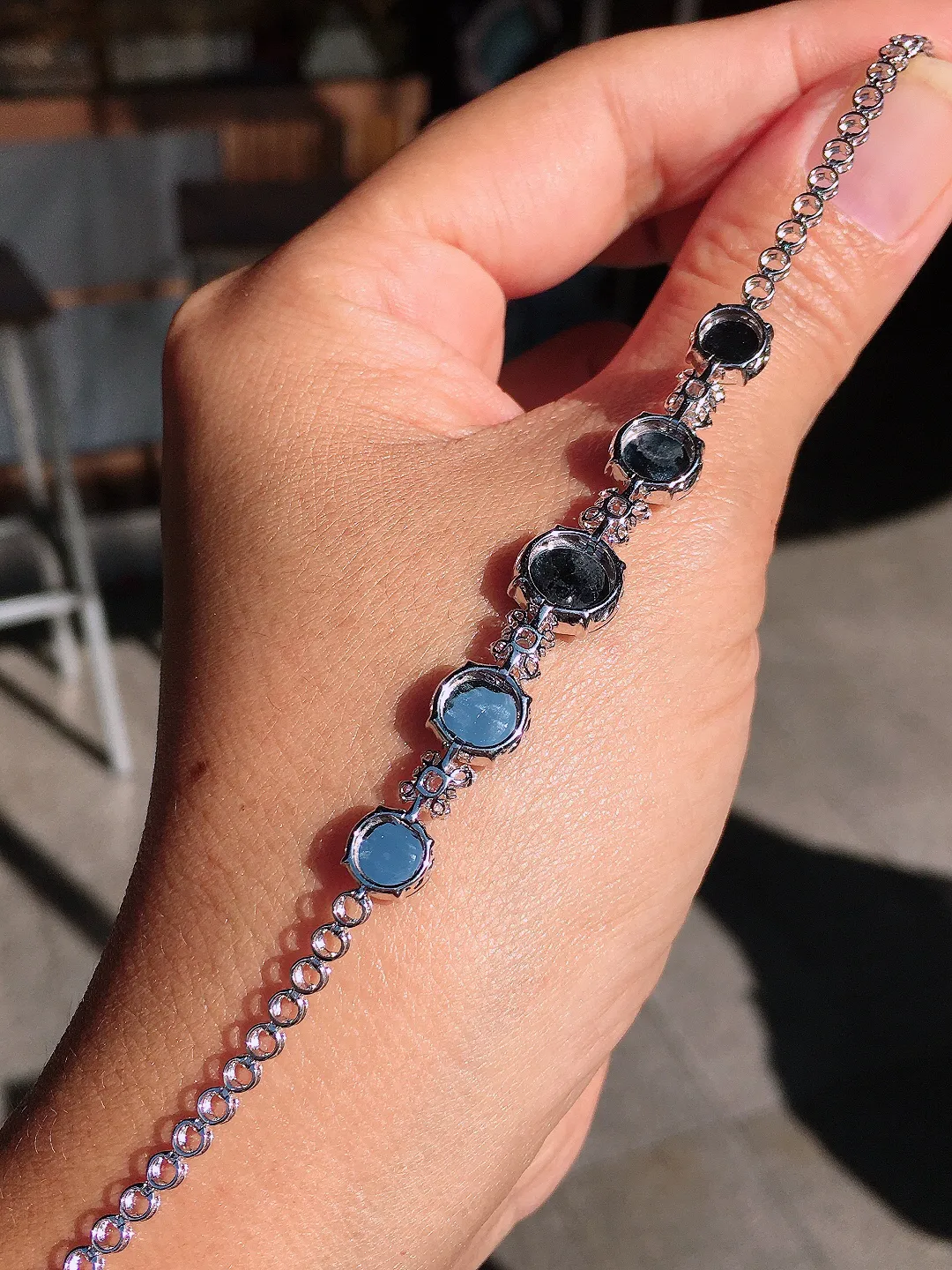 阳绿平安扣手链，色泽均匀艳丽，玉质细腻，荧光感超
强，饱满圆润，尽显优雅气质，18k
金豪华镶嵌