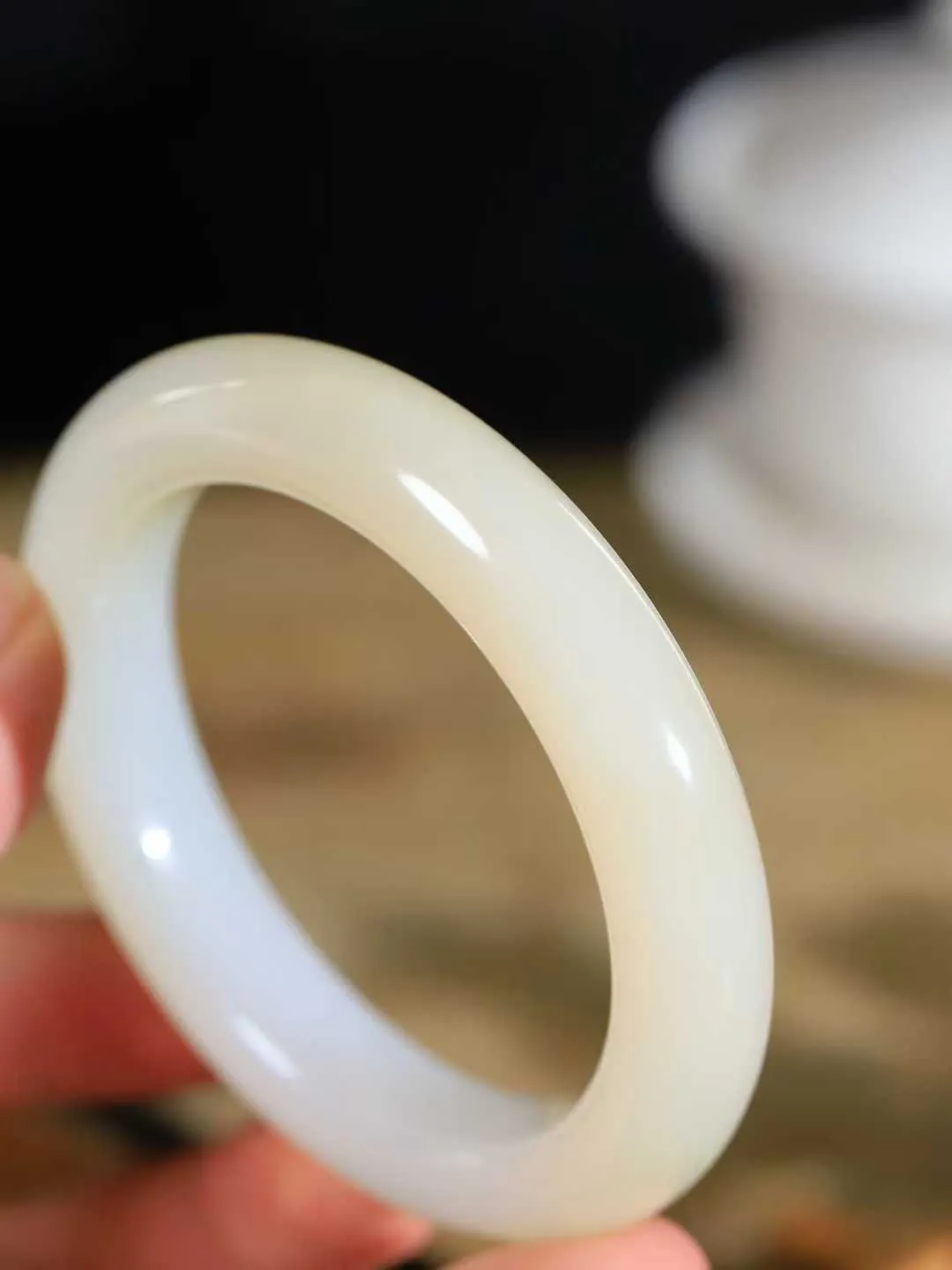 【花样年华·手镯】

精品️和田玉糖白玉手镯，质地油润细腻，色泽高贵典雅，镯型古朴典雅。在诗情画意的雨巷相遇，你是我腕间的一抹风情，有你眸有深情，清风荡漾湖间静水，我愿俯身低眉，在烟波涟漪处，寻你深情倩影。重73克  尺寸57.5-12.9-10.8mm   75110454A