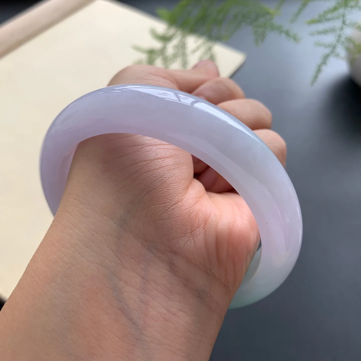 59圈口飘绿正圈手镯 尺寸：59-13.3-8，无纹裂，细腻光滑，色泽靓丽