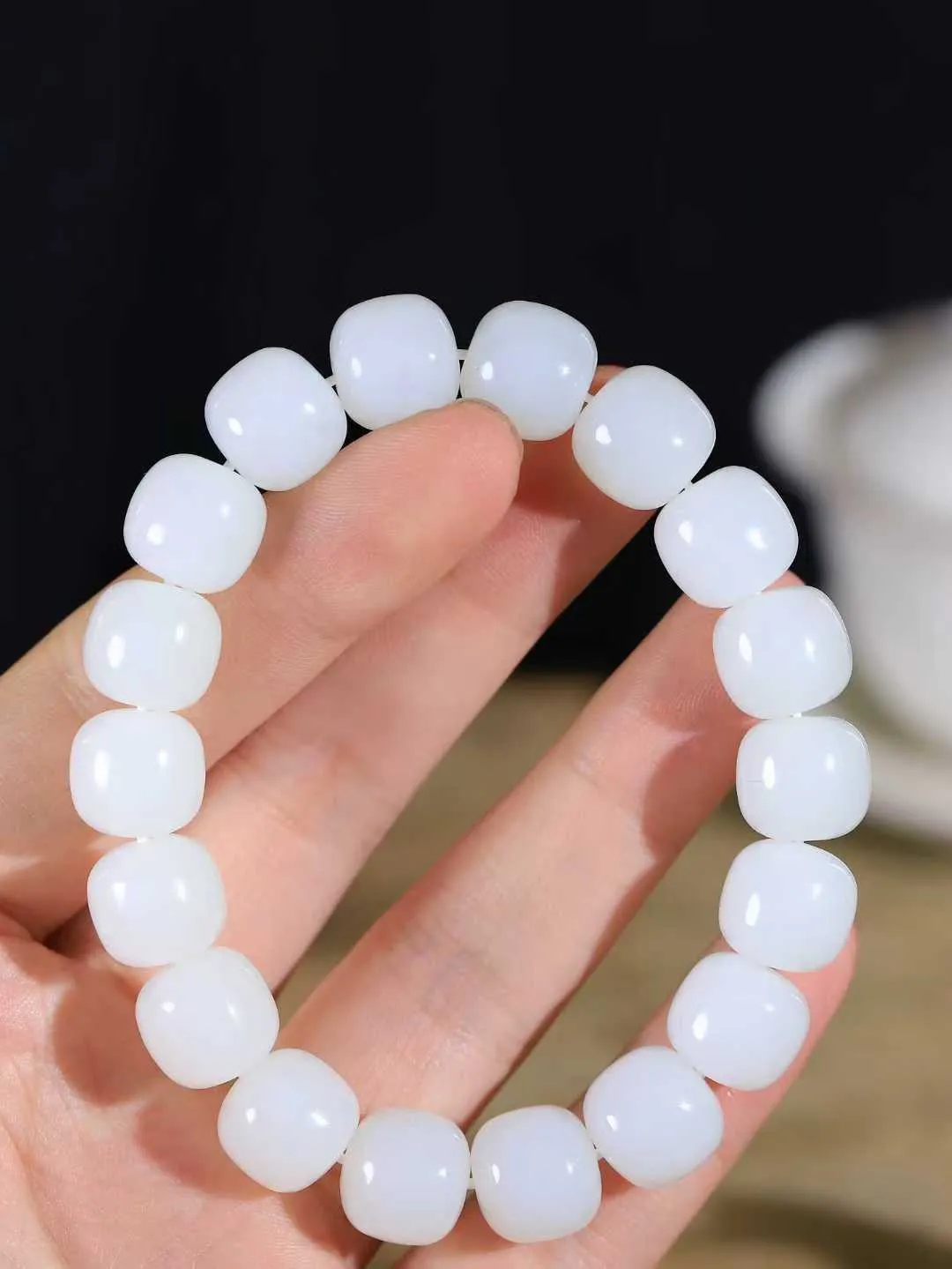 （老型珠.手串）

精品 和田玉白玉老型珠手串，玉质细腻油润 饱满光滑 质朴无华，悠远简单，人心境界远，百世修炼深，心灵常驻善意持，觉悟人生百世修。
重63.7克    尺寸取一11.9-12.8mm    10110400A