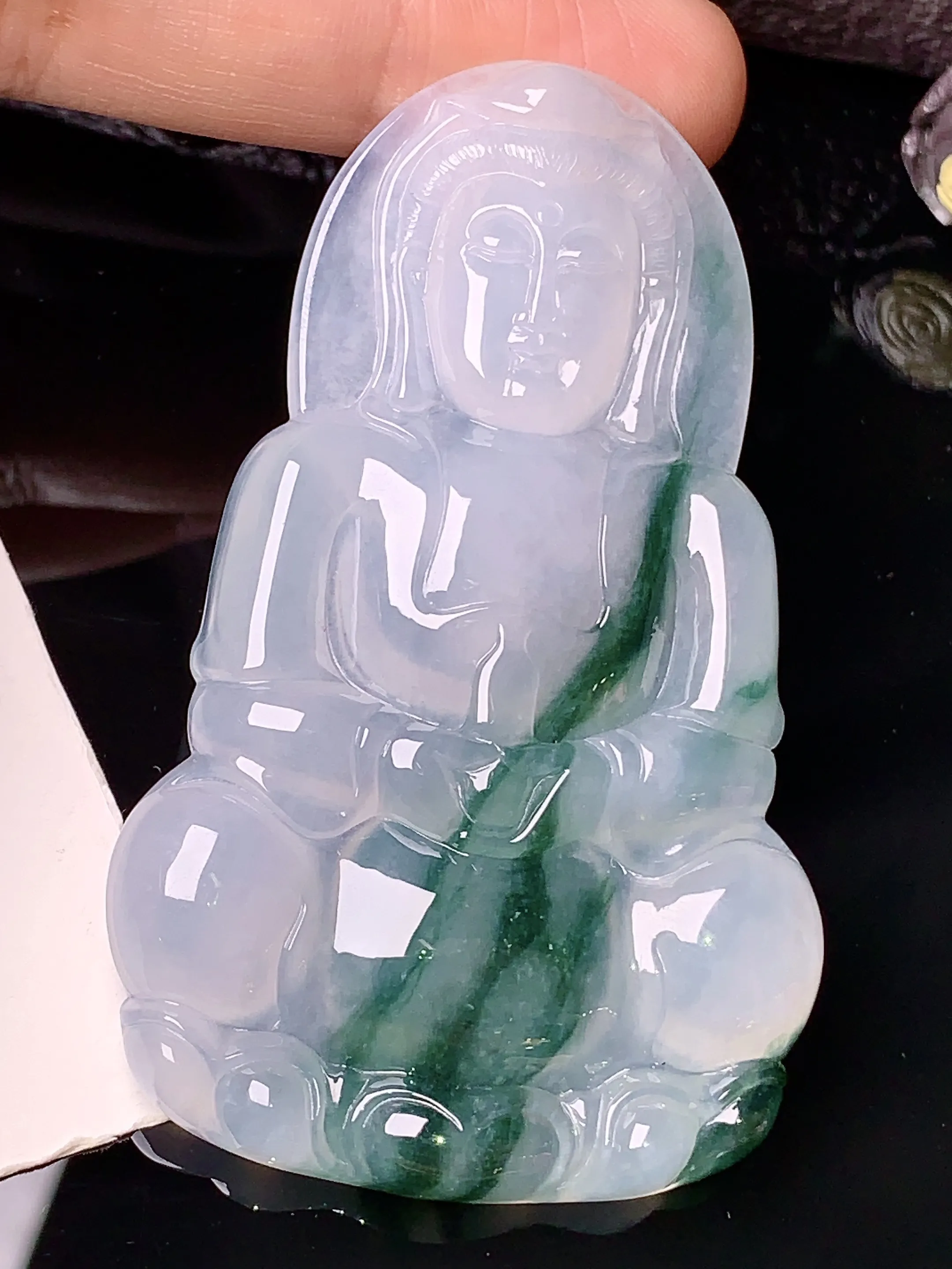 飘绿观音吊坠 玉质细腻 色泽清新艳丽 整体尺寸64.6*39.8*5.8